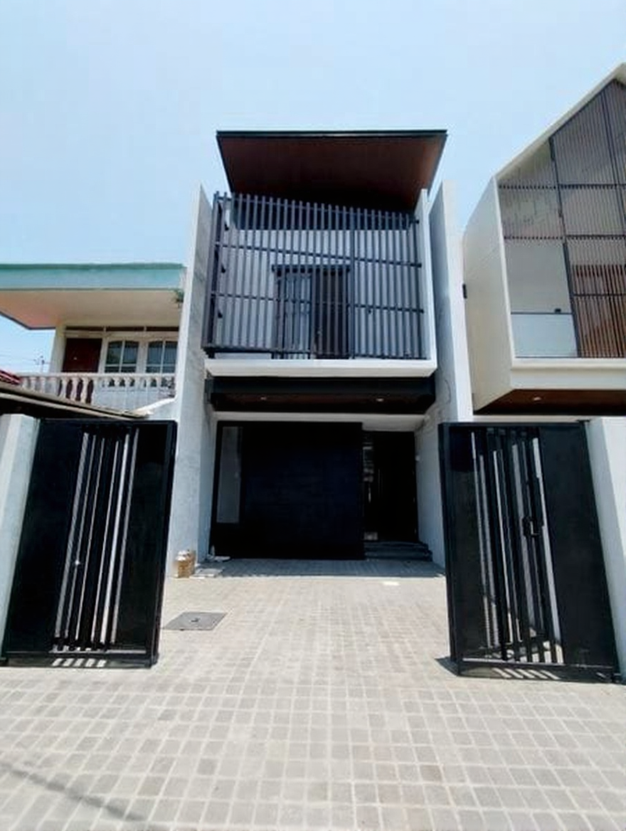 RUMAH BARUK UTARA BARU GRESS DEKAT MERR, NIRWANA EKSEKUTIF, RUNGKUT - Dealkan