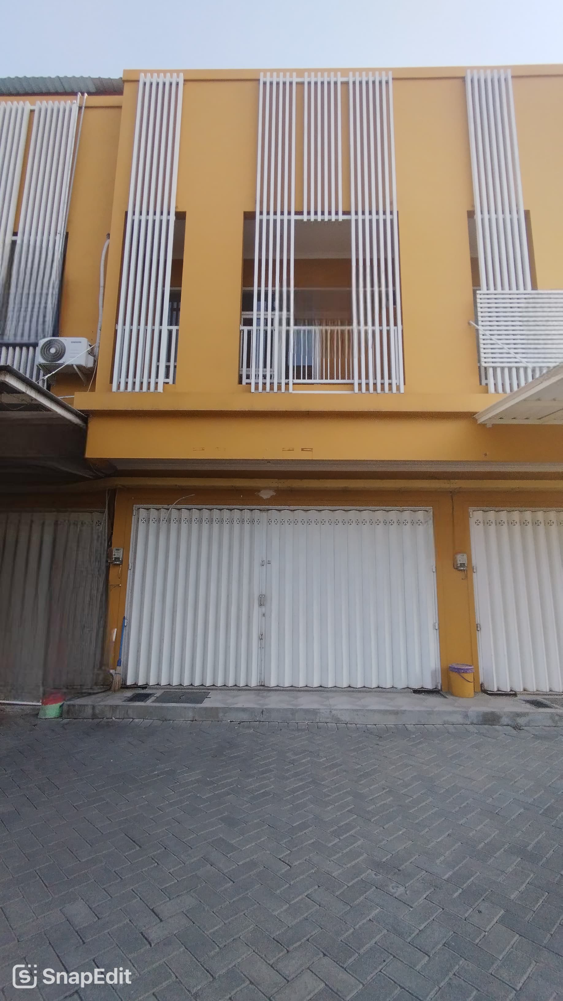 RUKO 2 LANTAI NOL JALAN RAYA KETINTANG SELATAN SIAP PAKAI - SURABAYA SELATAN - Dealkan