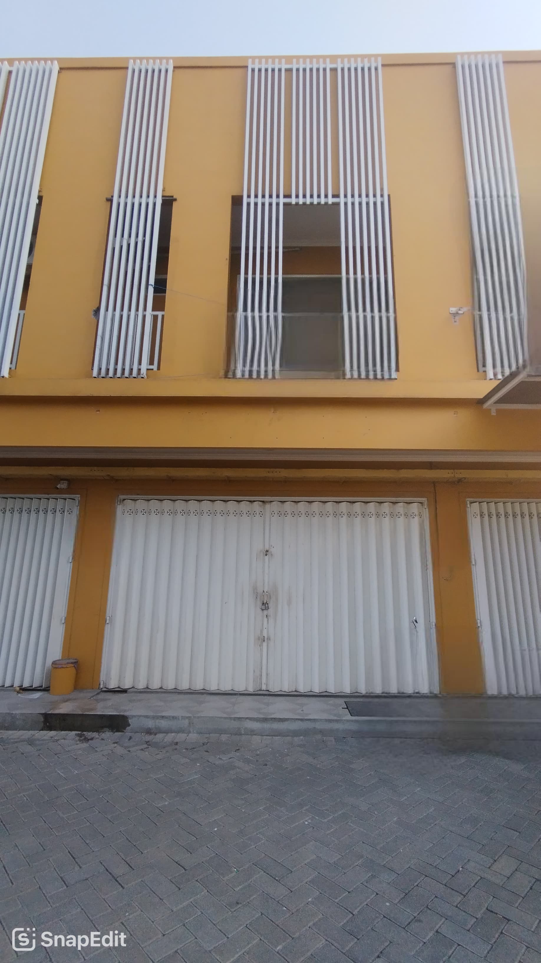 RUKO 2 LANTAI NOL JALAN RAYA KETINTANG SELATAN SIAP PAKAI - SURABAYA SELATAN - Dealkan