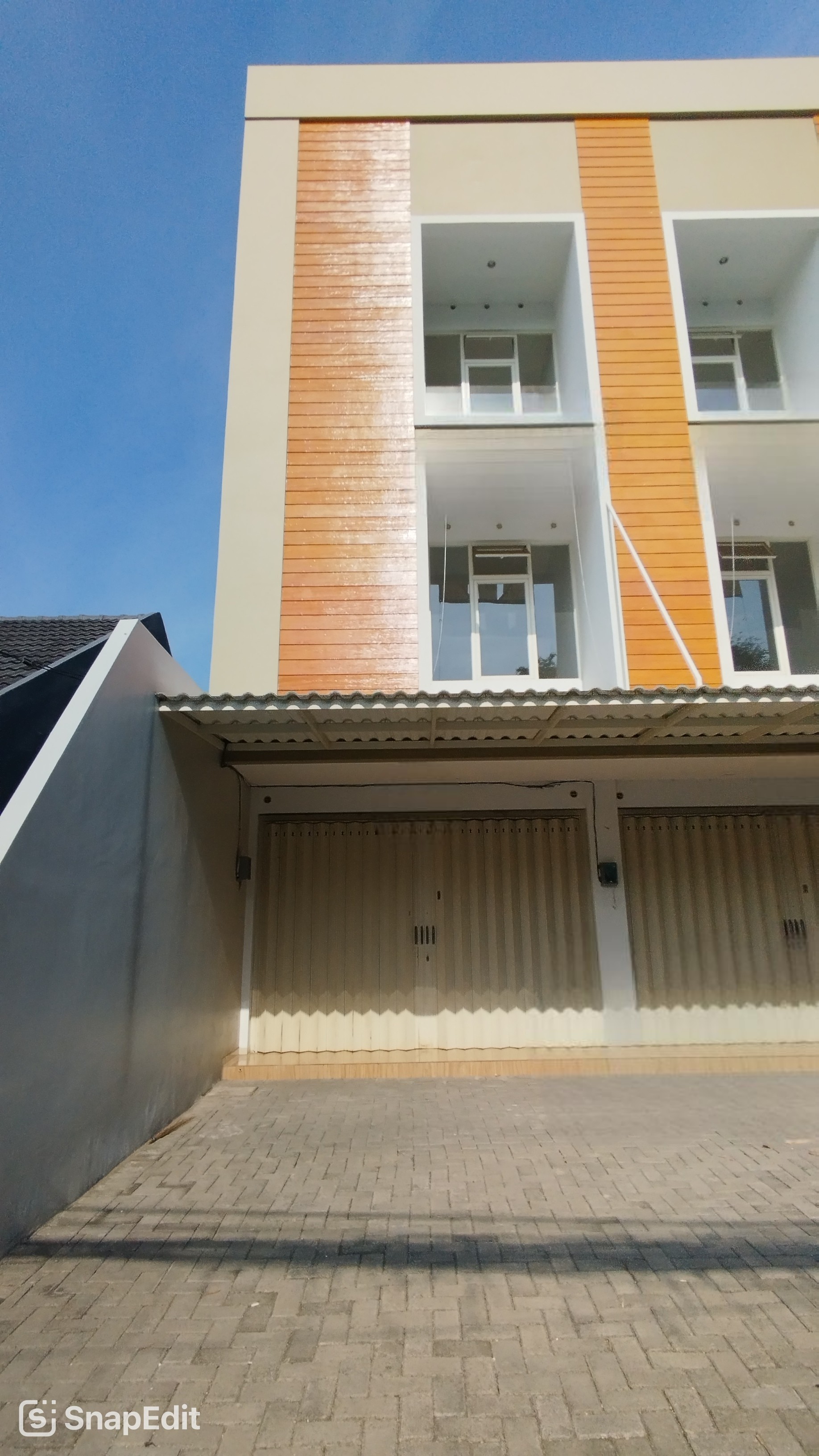 RUKO 3 LANTAI DI RAYA GAYUNGSARI BARAT BARU GRESS - SURABAYA SELATAN - Dealkan