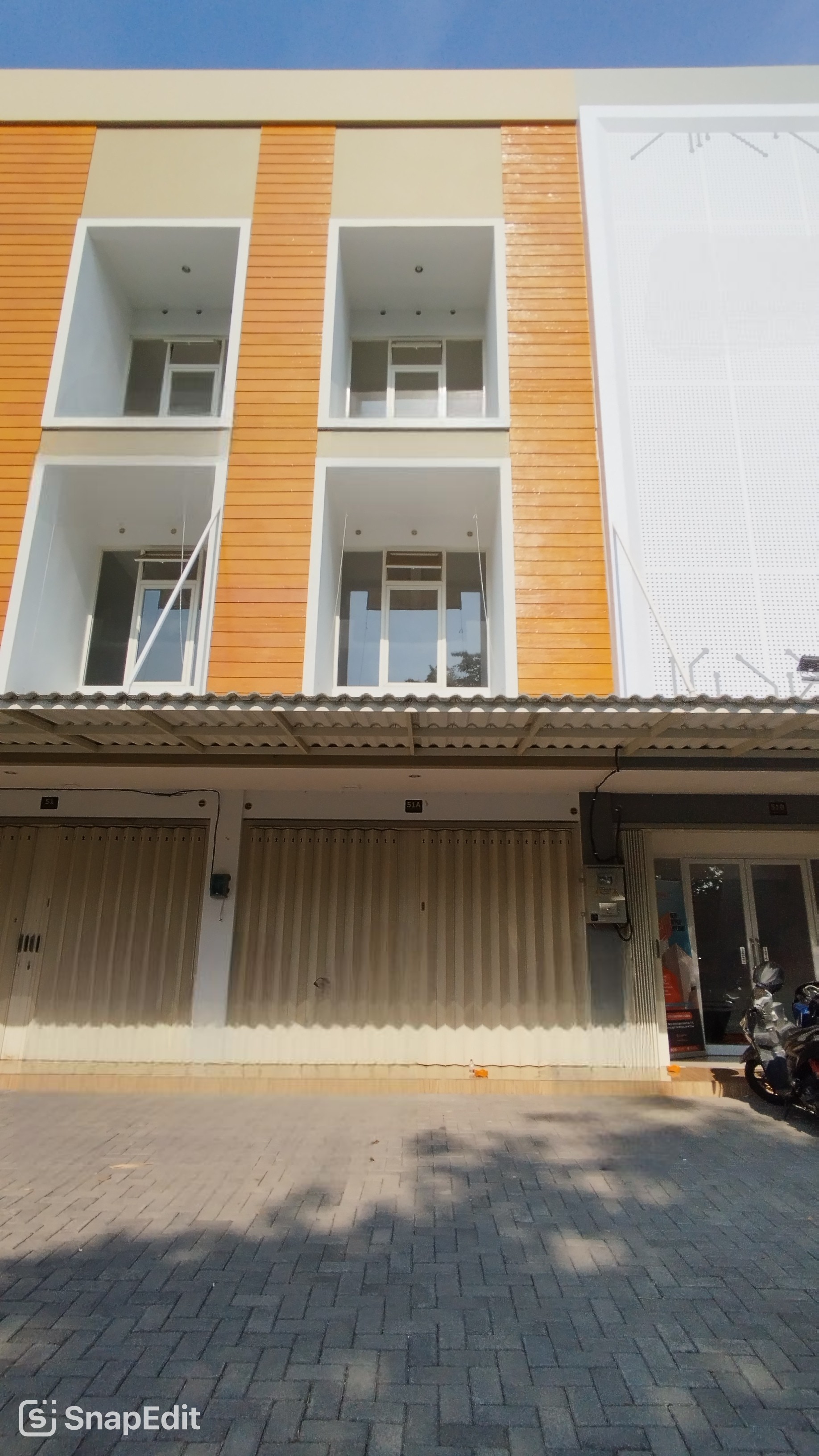 RUKO 3 LANTAI DI RAYA GAYUNGSARI BARAT BARU GRESS - SURABAYA SELATAN - Dealkan