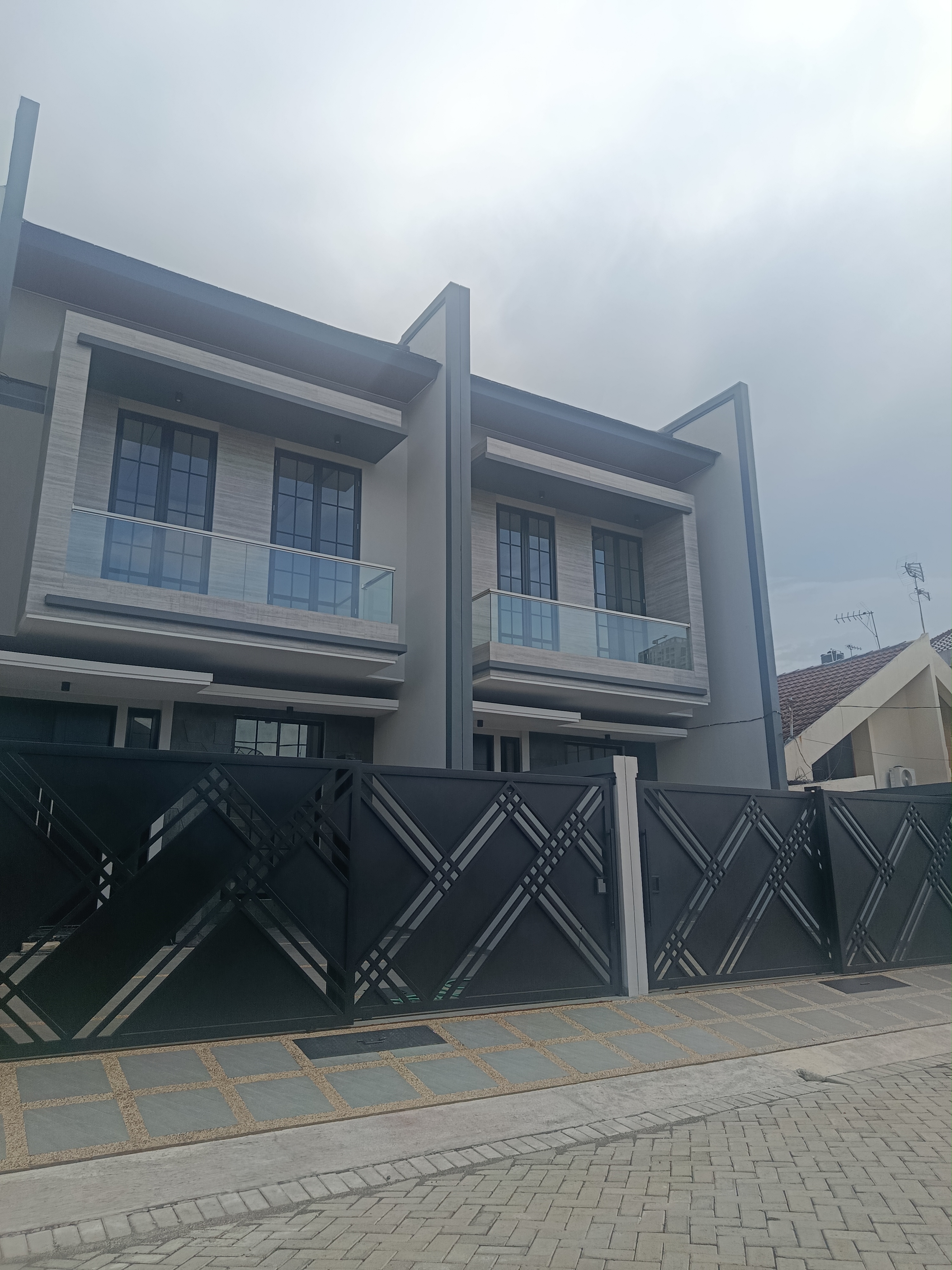 DIJUAL RUMAH MODERN MINIMALIS MANYAR KERTOADI - Dealkan