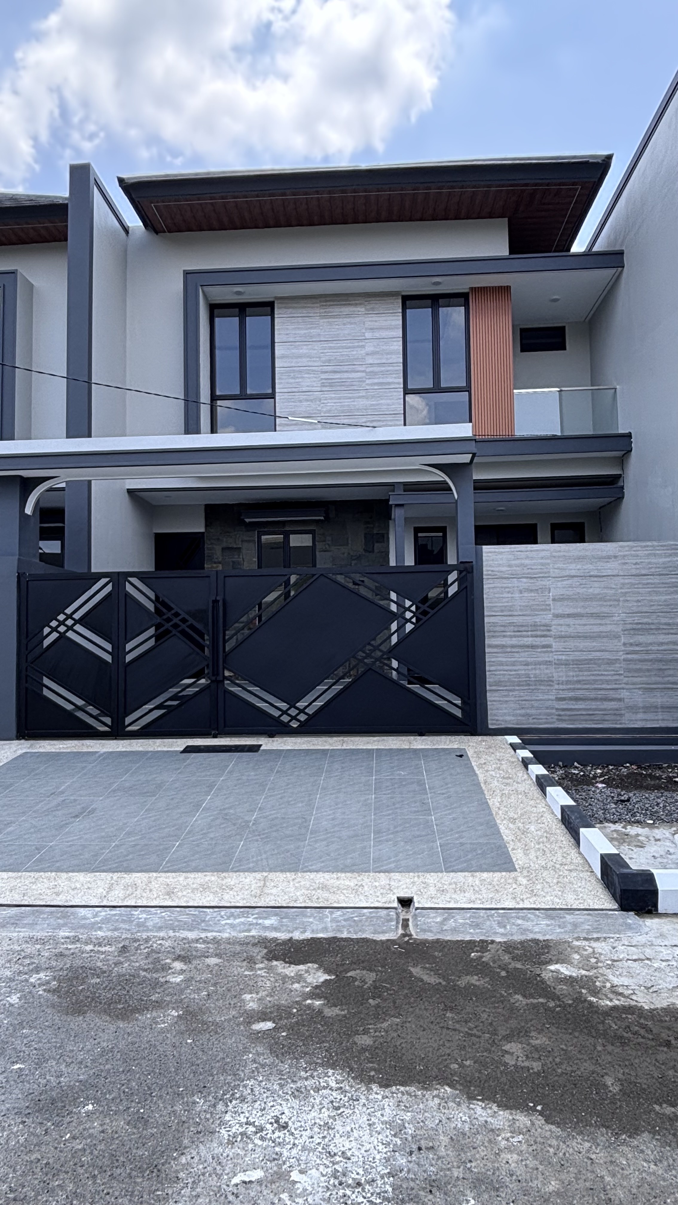 RUMAH SUTEROJO PRIMA SELATAN BAGUS TERAWAT DEKAT MULYOSARI, ITS, PAKUWON CITY MALL - Dealkan