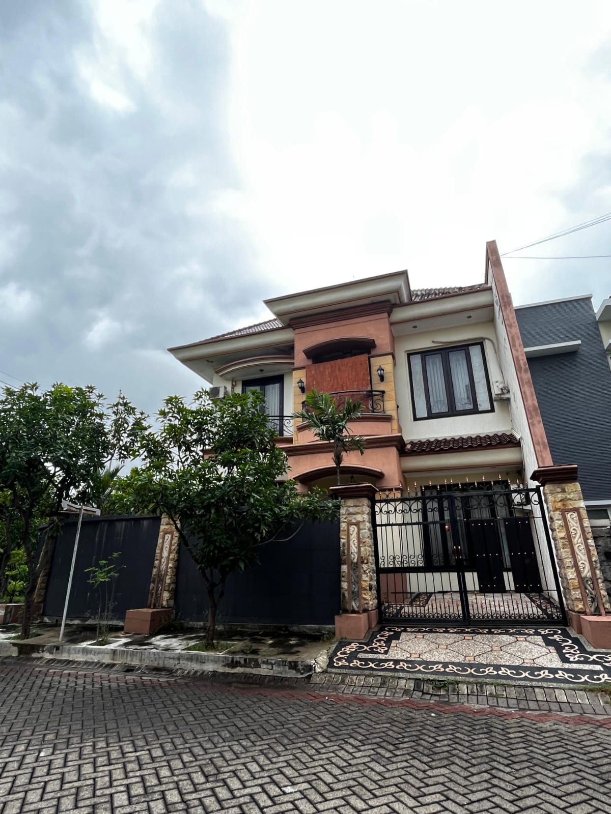 rumah araya hook hadap utara timur  luas 400m+ - Dealkan