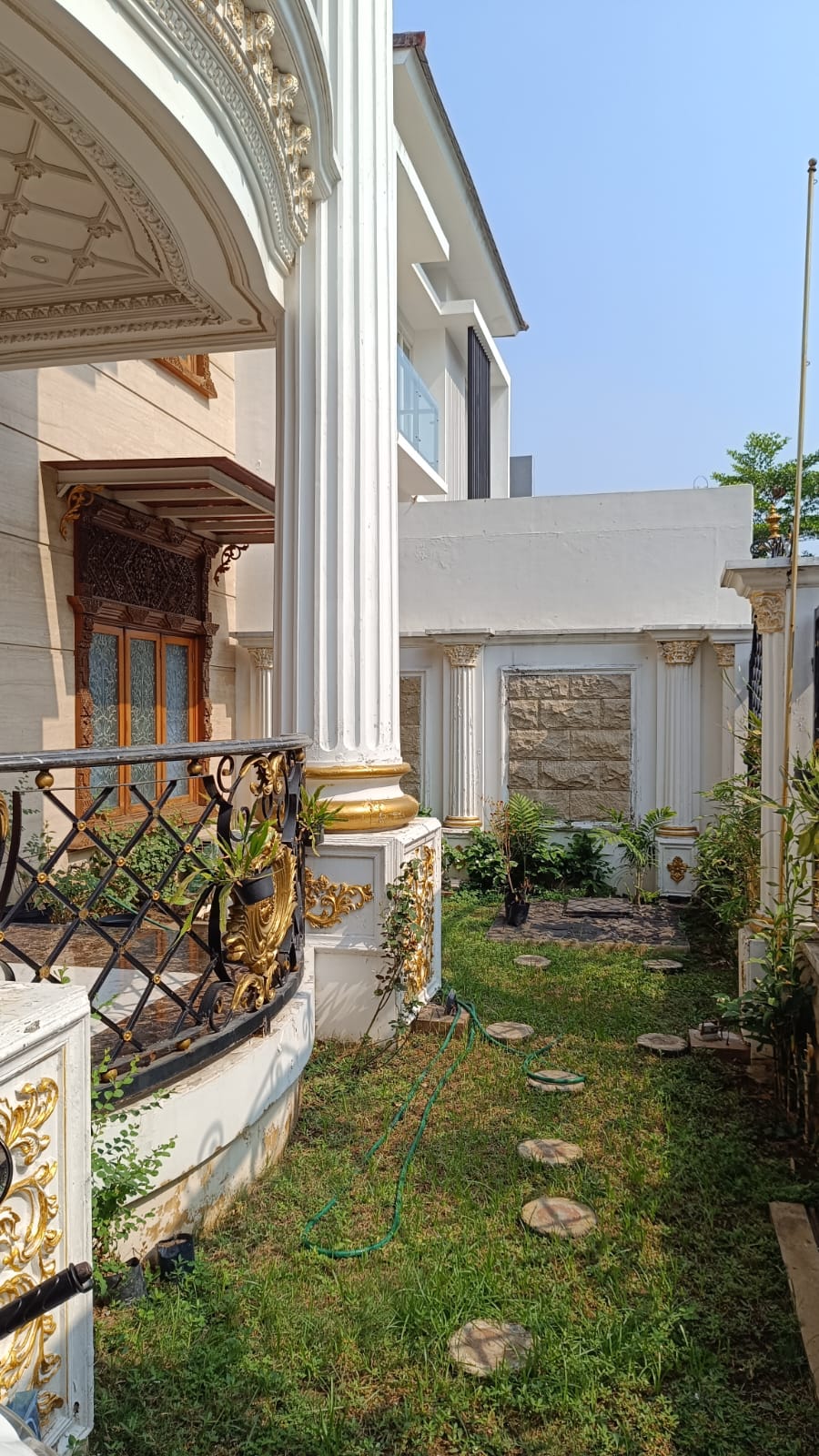 dijual rumah mewah 2 lantai gayungsari - Dealkan