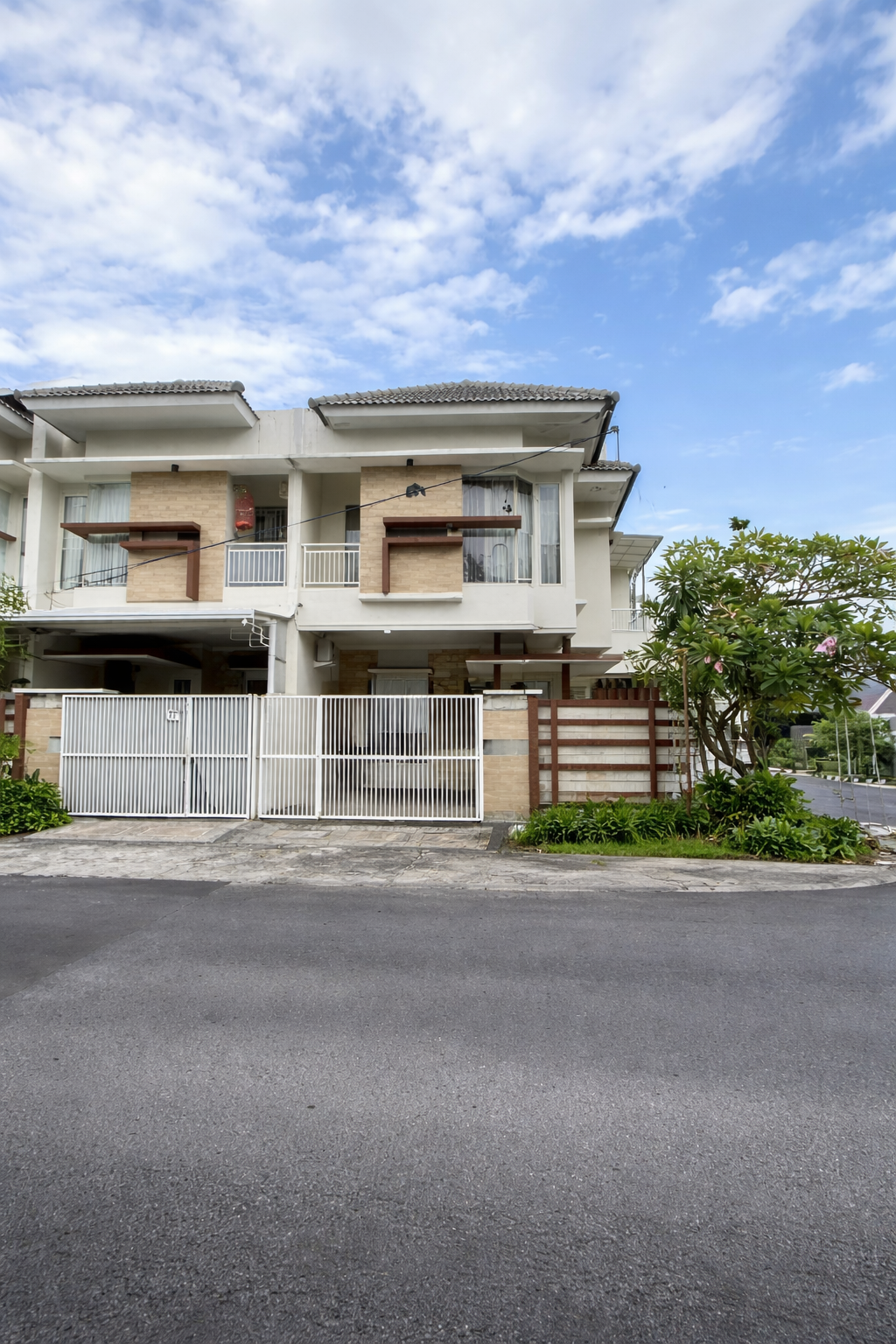 dijual rumah siap huni kutisari Indah - Dealkan