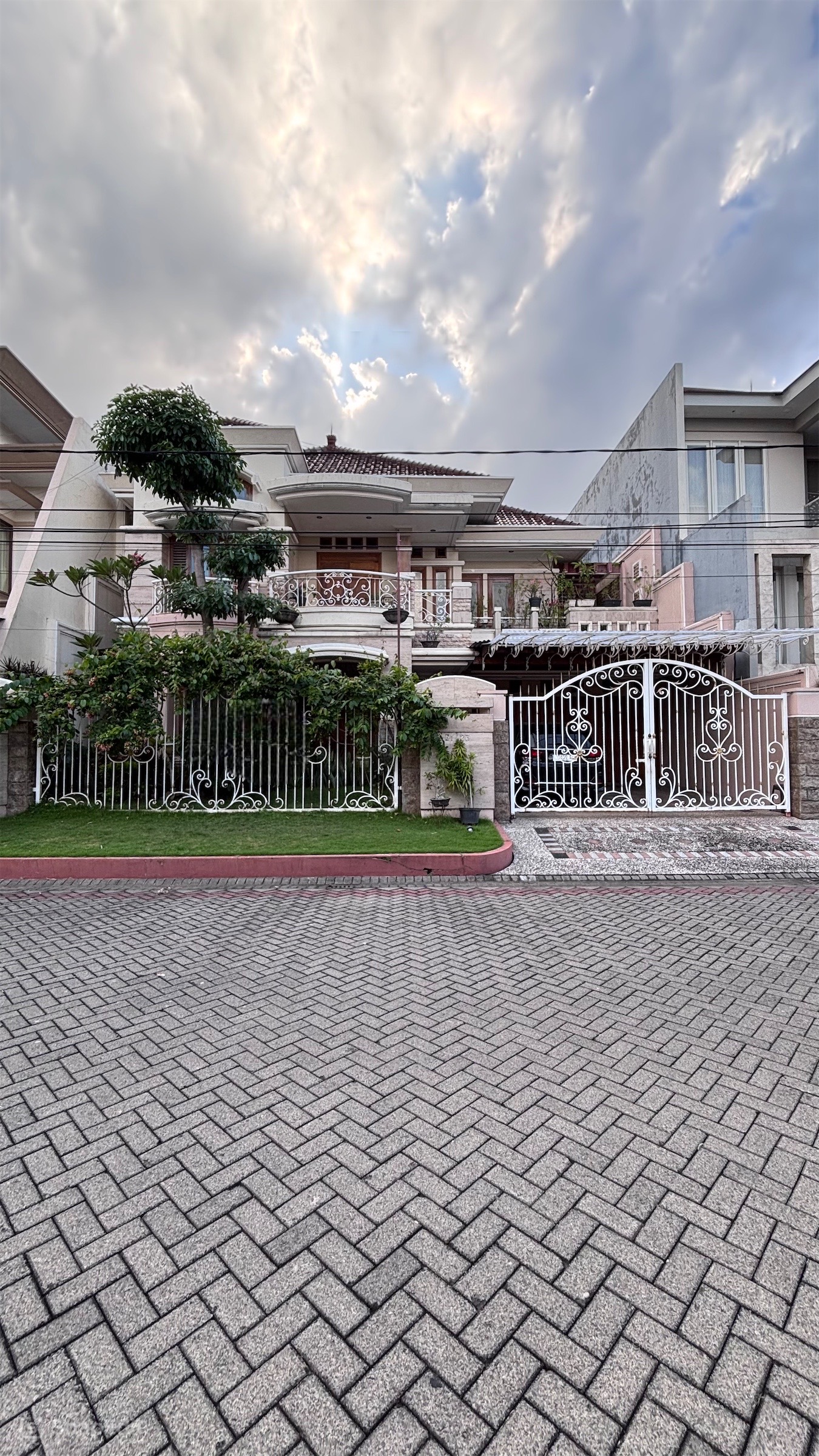 RUMAH ARAYA TAHAP 1 BAGUS TERAWAT DEKAT KERTAJAYA, DHARMAHUSADA, MANYAR - Dealkan