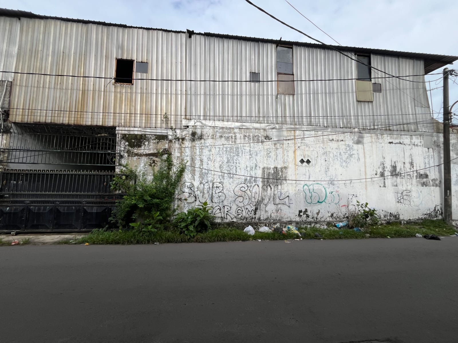 Dijual Rumah Cocok dibuat untuk usaha atau kantor semifurnished di Petemon barat - Dealkan