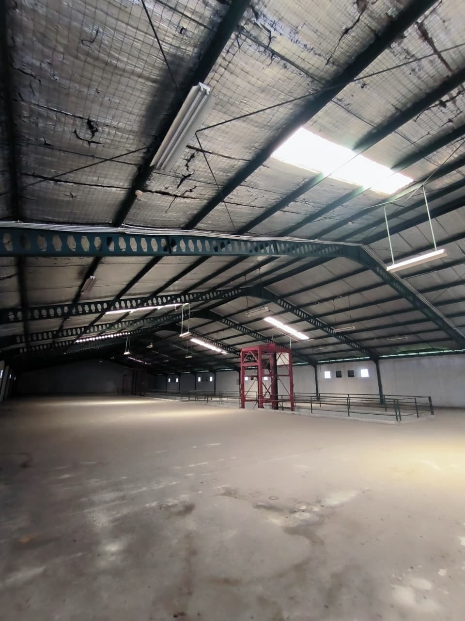 DIJUAL GUDANG + KANTOR KOMERSIAL STRATEGIS DI MARGOMULYO SURABAYA BARAT
Ada Loading Dock - Dealkan