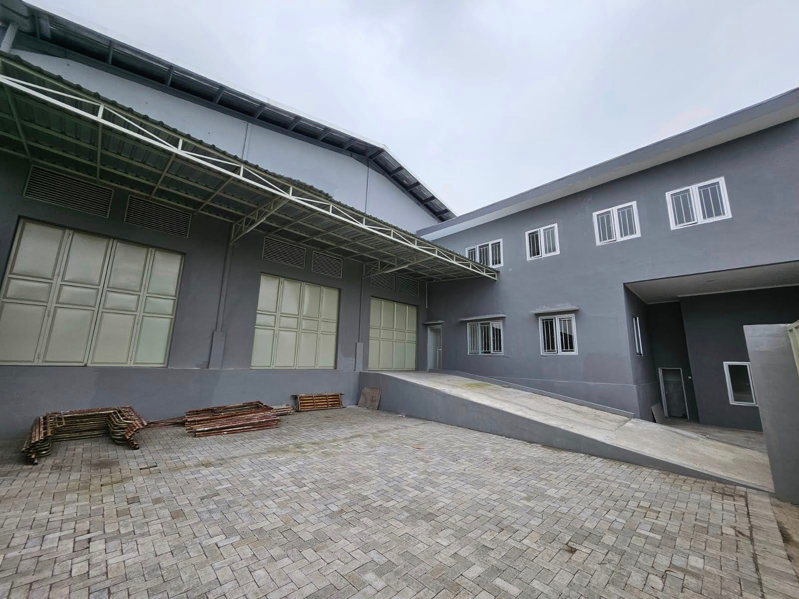 DISEWAKAN GUDANG SIAP PAKAI LOADING DOCK DI ROMOKALISARI SURABAYA BARAT - Dealkan