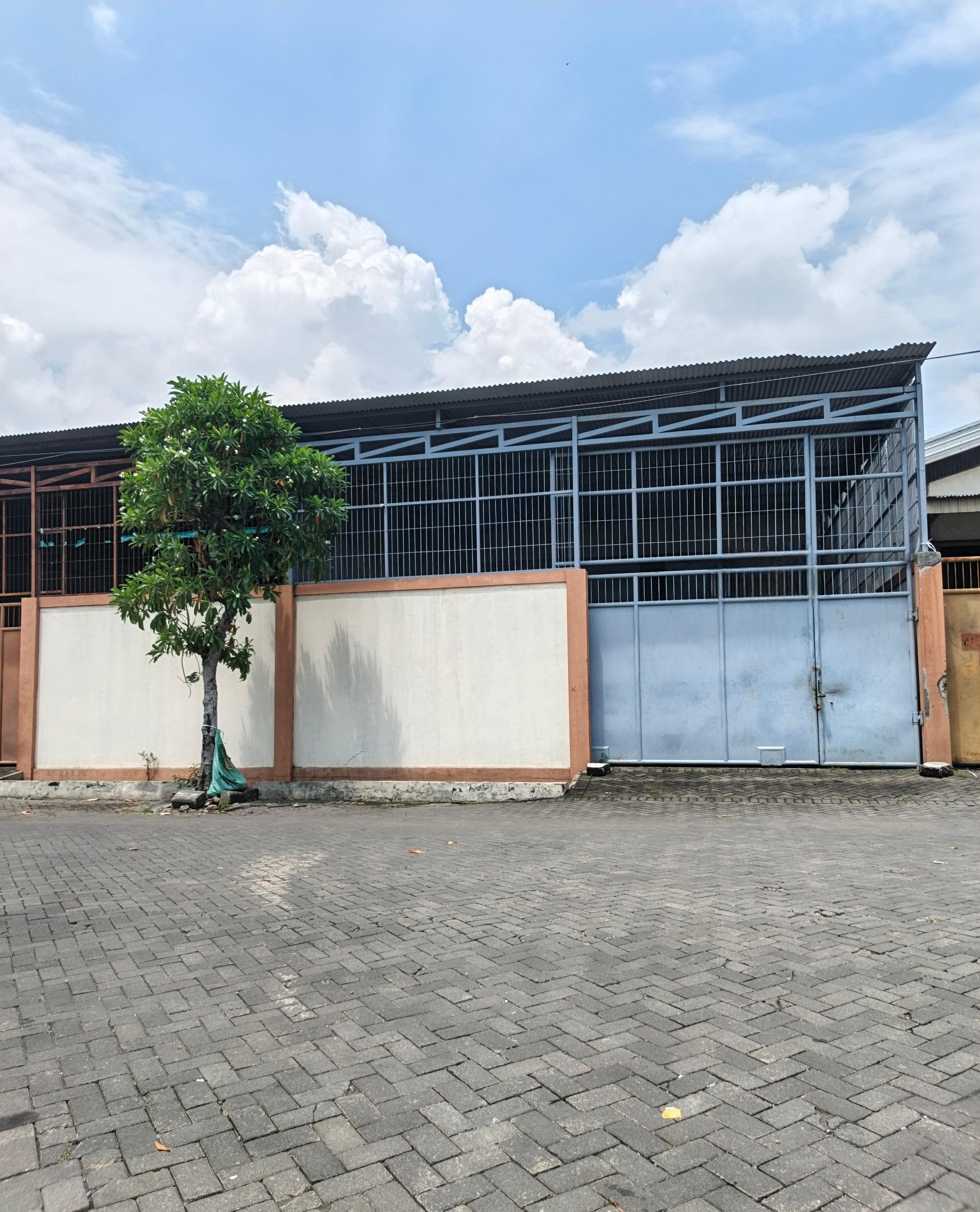 DISEWAKAN GUDANG KOMERSIAL STRATEGIS DI MUTIARA TAMBAK LANGON SURABAYA BARAT
Ada Mezzanin Racking - Dealkan