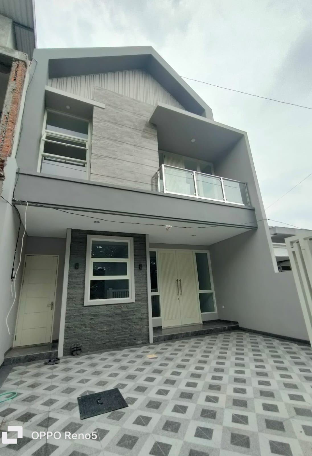 Modern Living at Manyar Tirtoyoso - Dealkan
