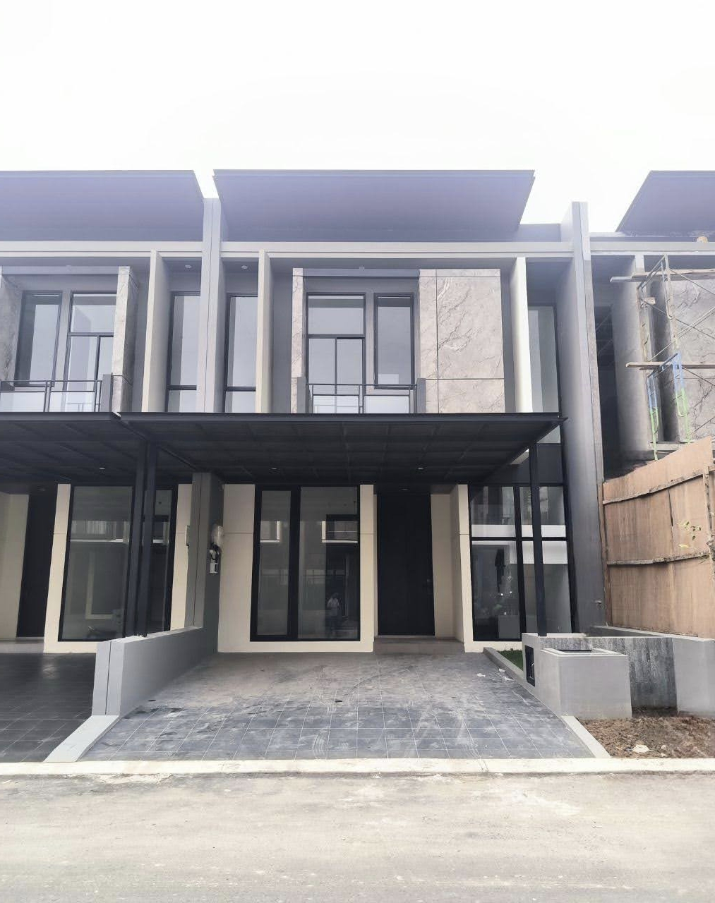DIJUAL RUMAH MINIMALIS BARU GRESS DI DISTRICT 9 CITRALAND SURABAYA BARAT - Dealkan