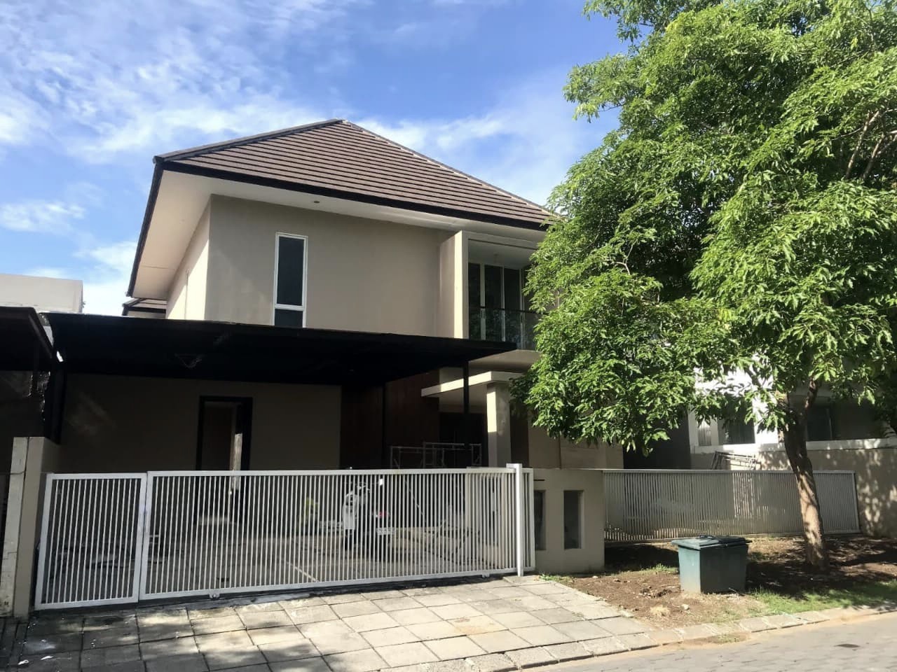 DISEWAKAN RUMAH MINIMALIS CANTIK DI GRAHA NATURA SURABAYA BARAT - Dealkan