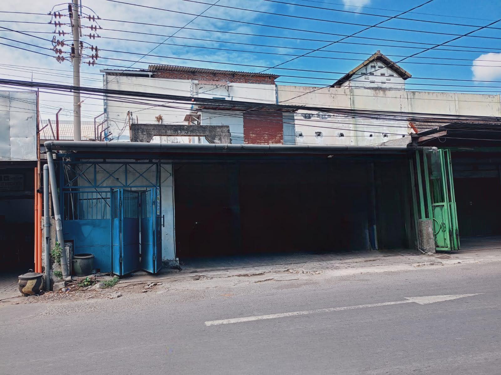 DIJUAL RUMAH USAHA KOMERSIAL STRATEGIS DI RAYA PUTRO AGUNG SURABAYA TIMUR - Dealkan