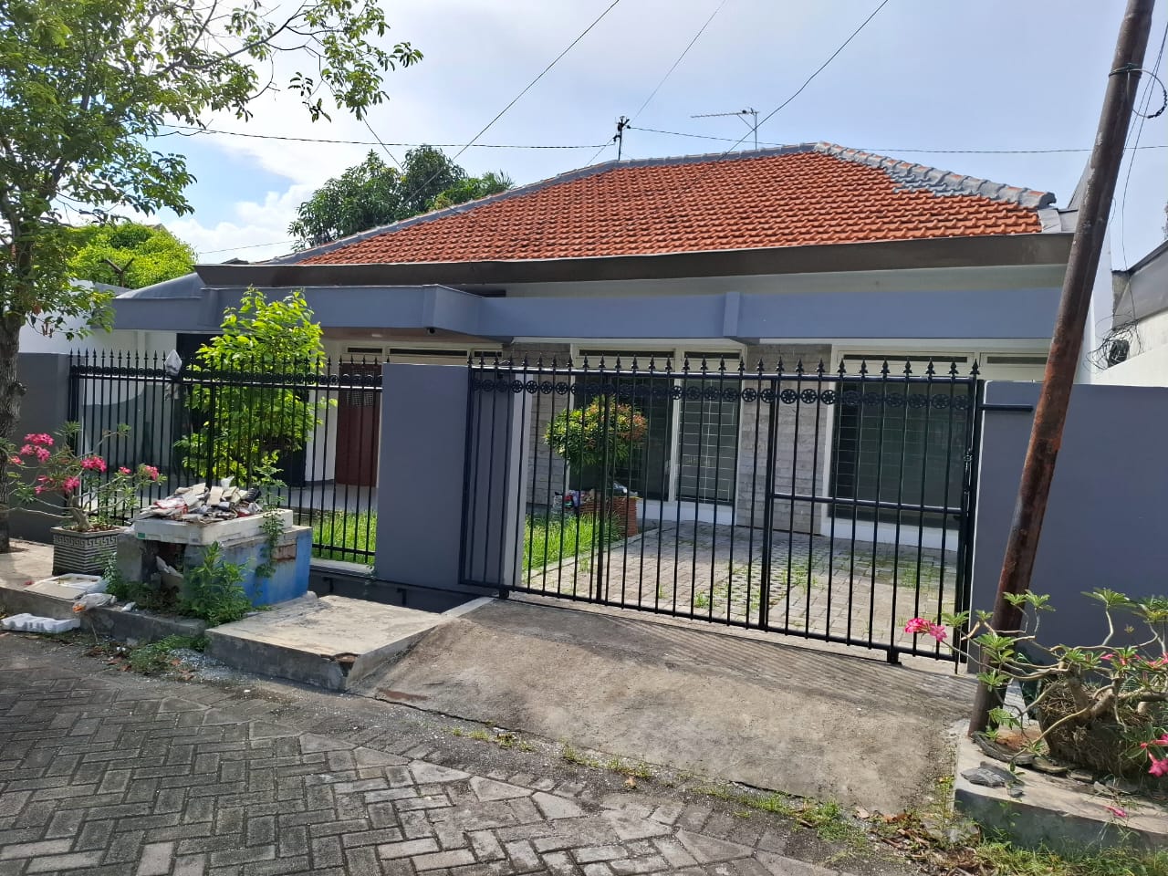 DISEWAKAN RUMAH LEBR DAN LUAS MANYAR KARTIKA - Dealkan