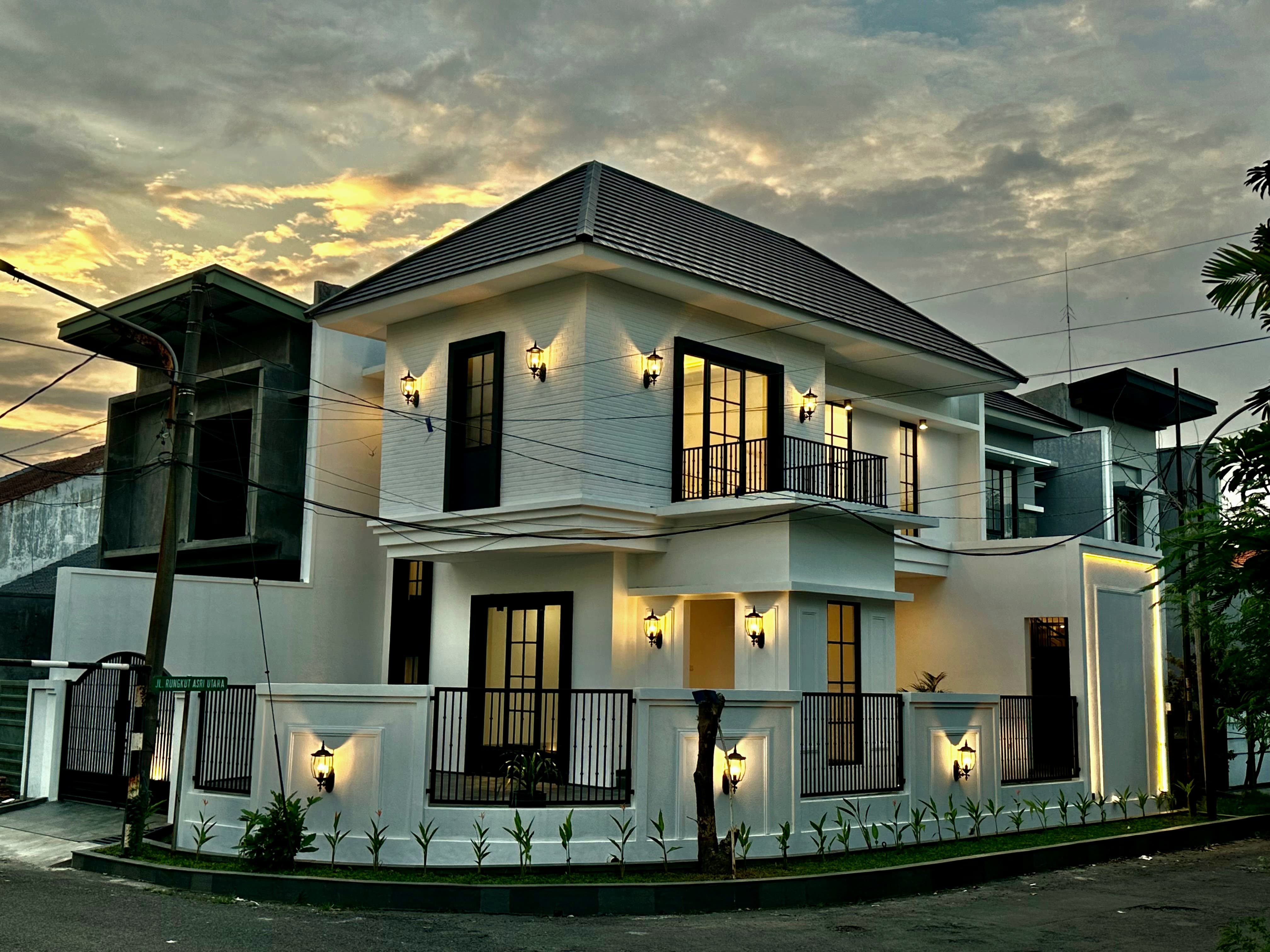 DIJUAL RUMAH HOOK AMERICAN CLASSIC RUNGKUT ASRI UTARA - Dealkan