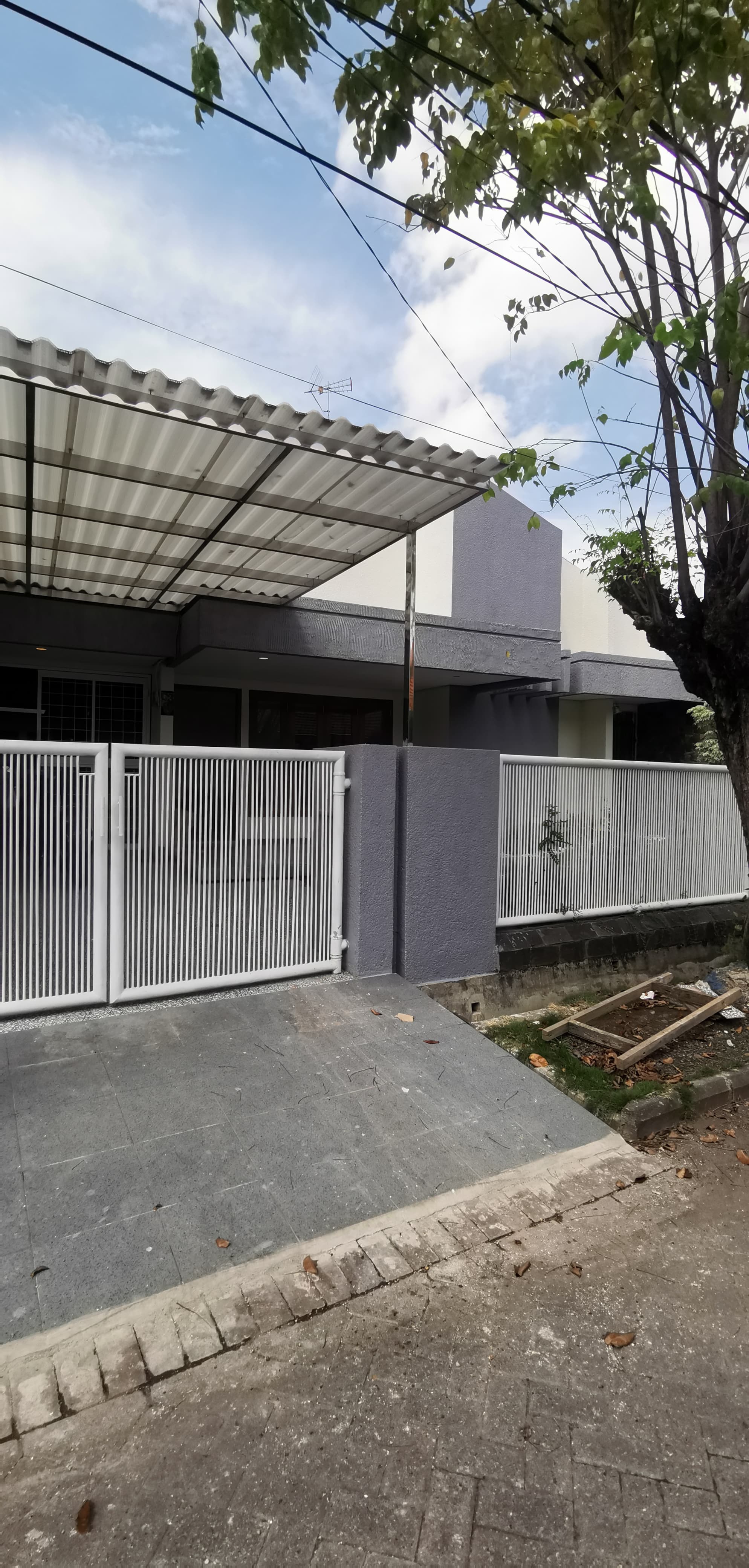 DISEWAKAN RUMAH LEBAR DAN LUAS, SEMI FURNISHED, WISMA MUKTI - Dealkan