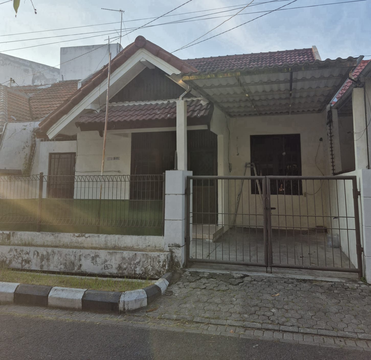 DISEWAKAN RUMAH MINIMALIS SUTOREJO PRIMA UTARA - Dealkan