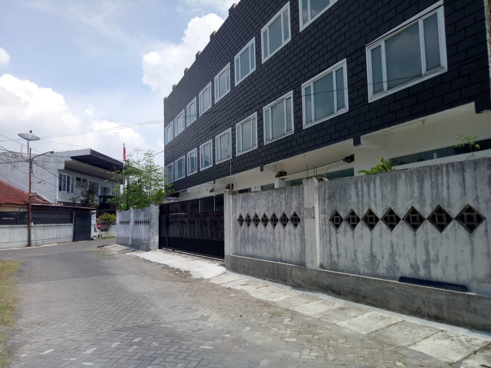 DIJUAL GEDUNG PERKANTORAN KOMERSIAL STRATEGIS DI PUTAT SUKOMANUNGGAL TENGAH KOTA SURABAYA - Dealkan
