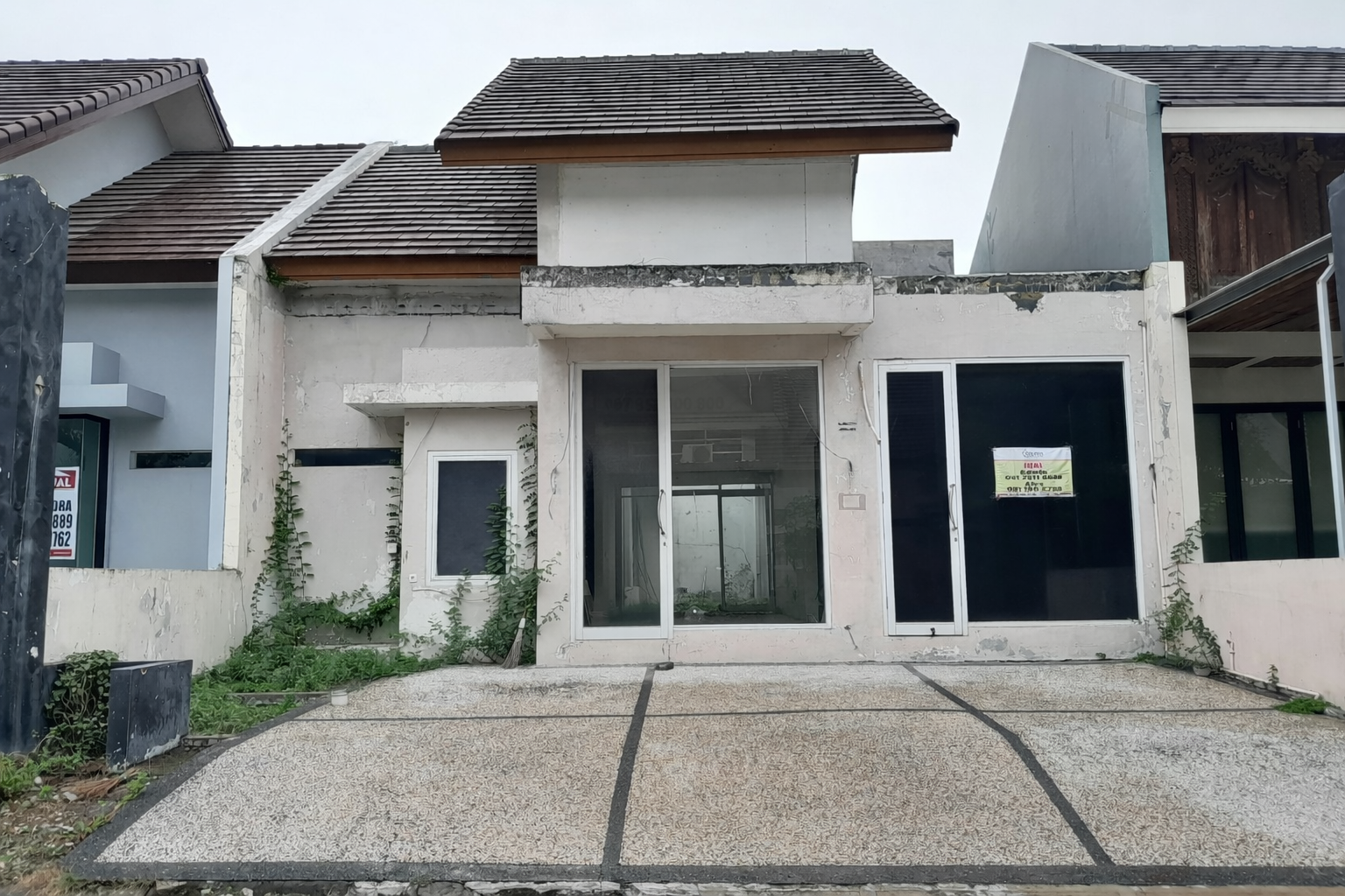 DIJUAL RUMAH HITUNG TANAH CITRALAND SURABAYA - Dealkan