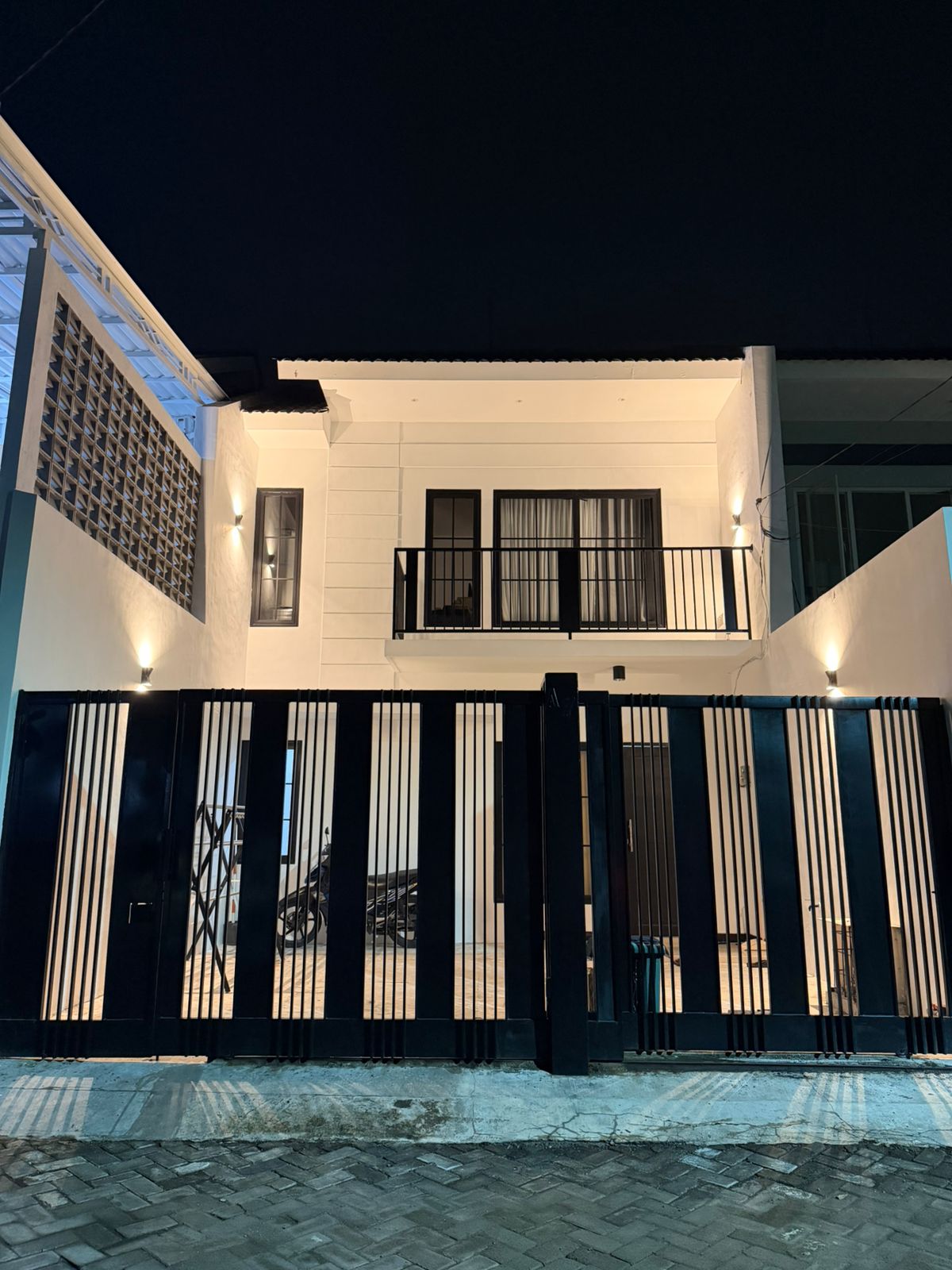 ✨ Dijual Rumah 2 Lantai Semi Furnish American Classic di Green Mansion Regency Surabaya Barat - Dealkan
