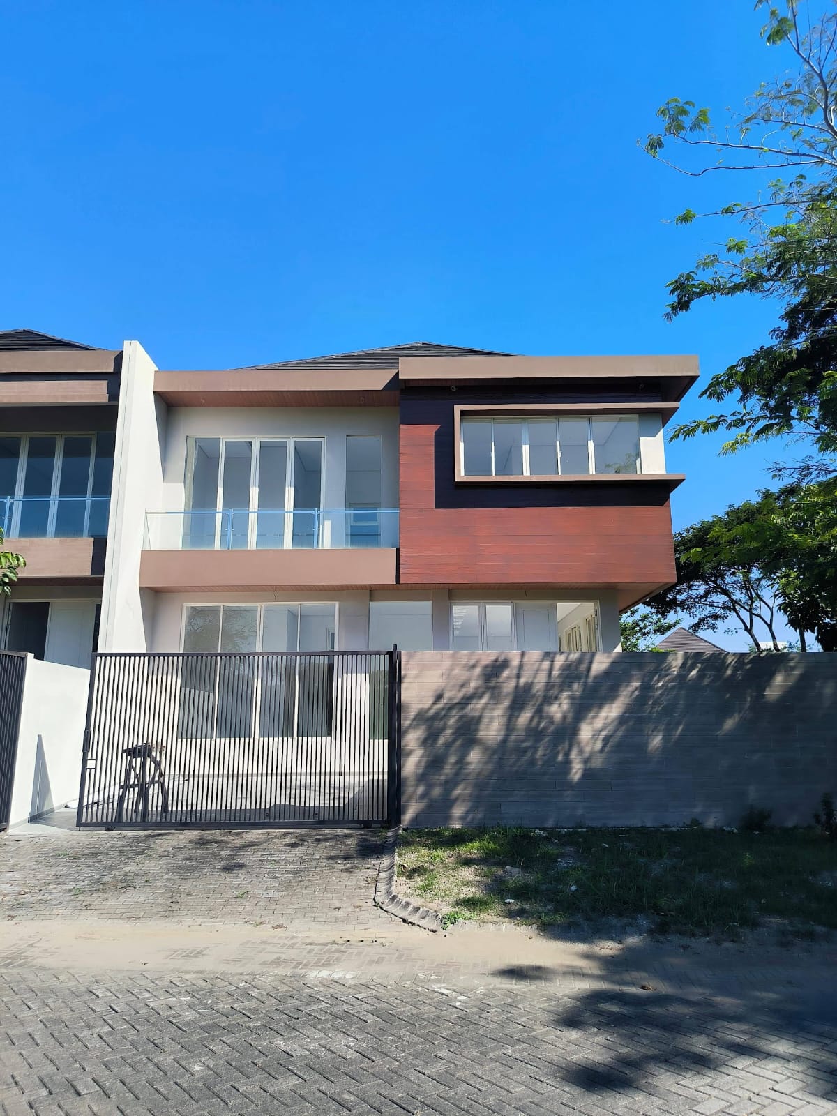DIJUAL RUMAH MINIMALIS SIAP HUNI DI BUKIT GOLF CITRALAND SURABAYA BARAT - Dealkan