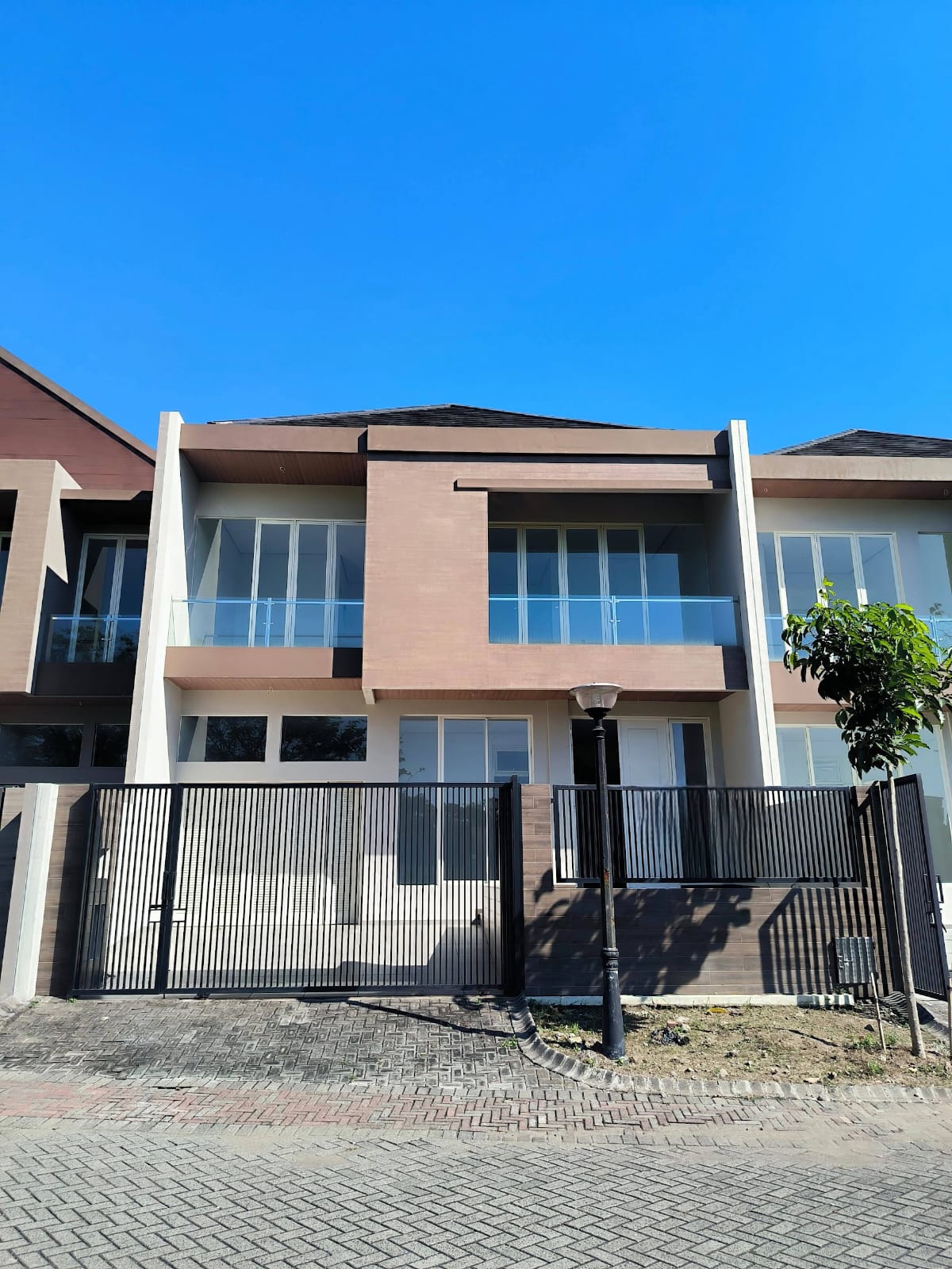 DIJUAL RUMAH MINIMALIS SIAP HUNI DI BUKIT GOLF CITRALAND SURABAYA BARAT - Dealkan