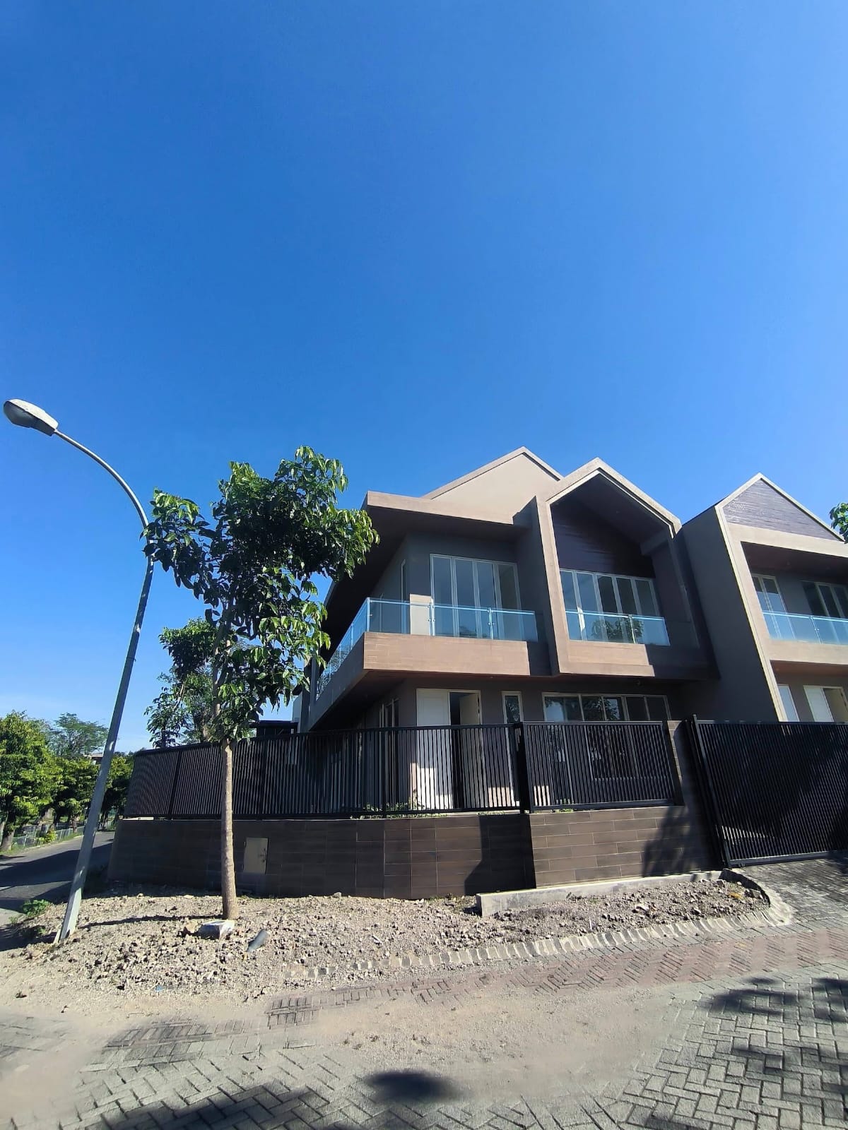 DIJUAL RUMAH MINIMALIS SIAP HUNI DI BUKIT GOLF CITRALAND SURABAYA BARAT - Dealkan
