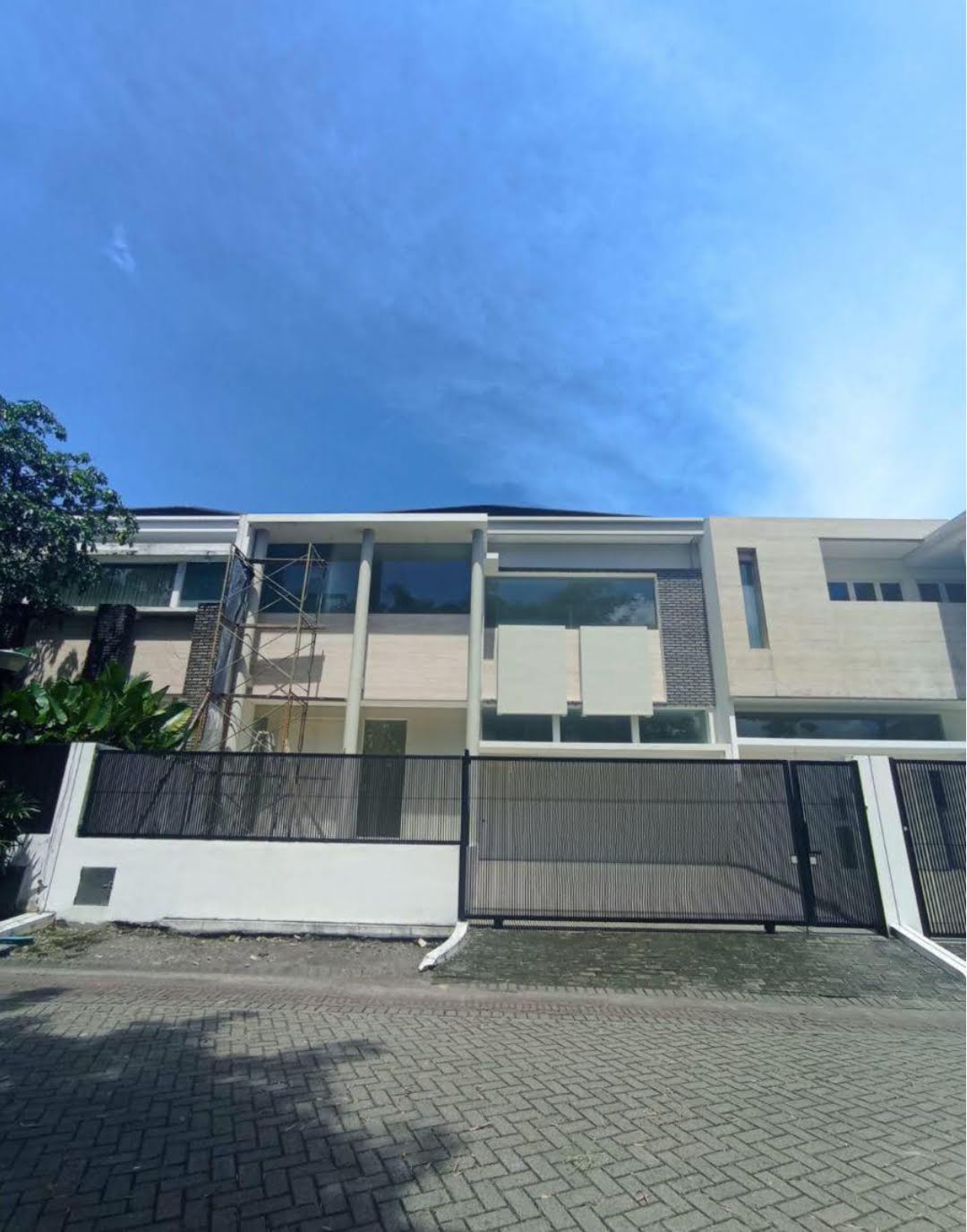 DIJUAL RUMAH MINIMALIS SIAP HUNI DI BUKIT GOLF CITRALAND SURABAYA BARAT - Dealkan