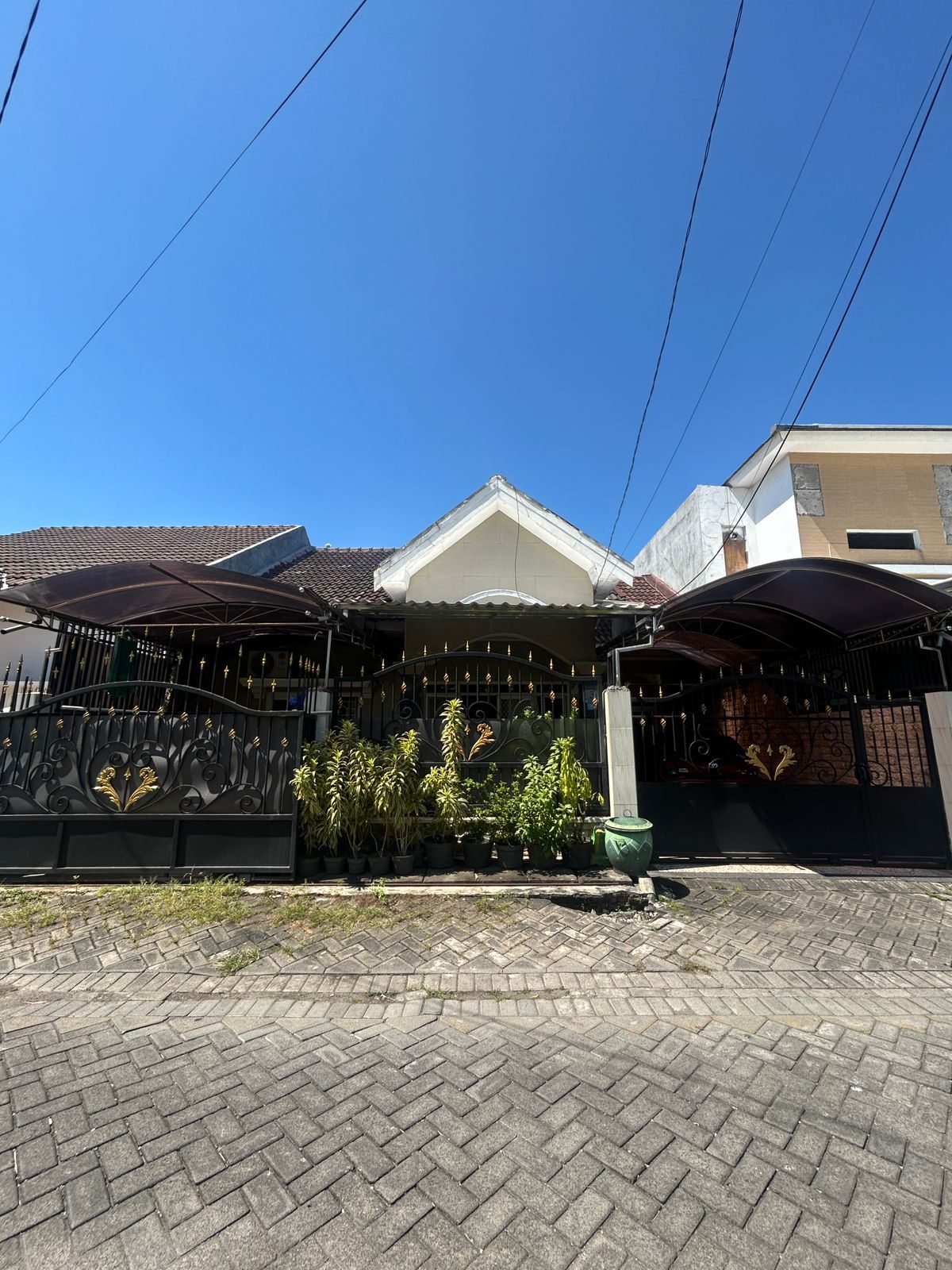 DIJUAL RUMAH SELANGKAH DARI MERR ROW 3 MOBIL SIAP HUNI - Dealkan