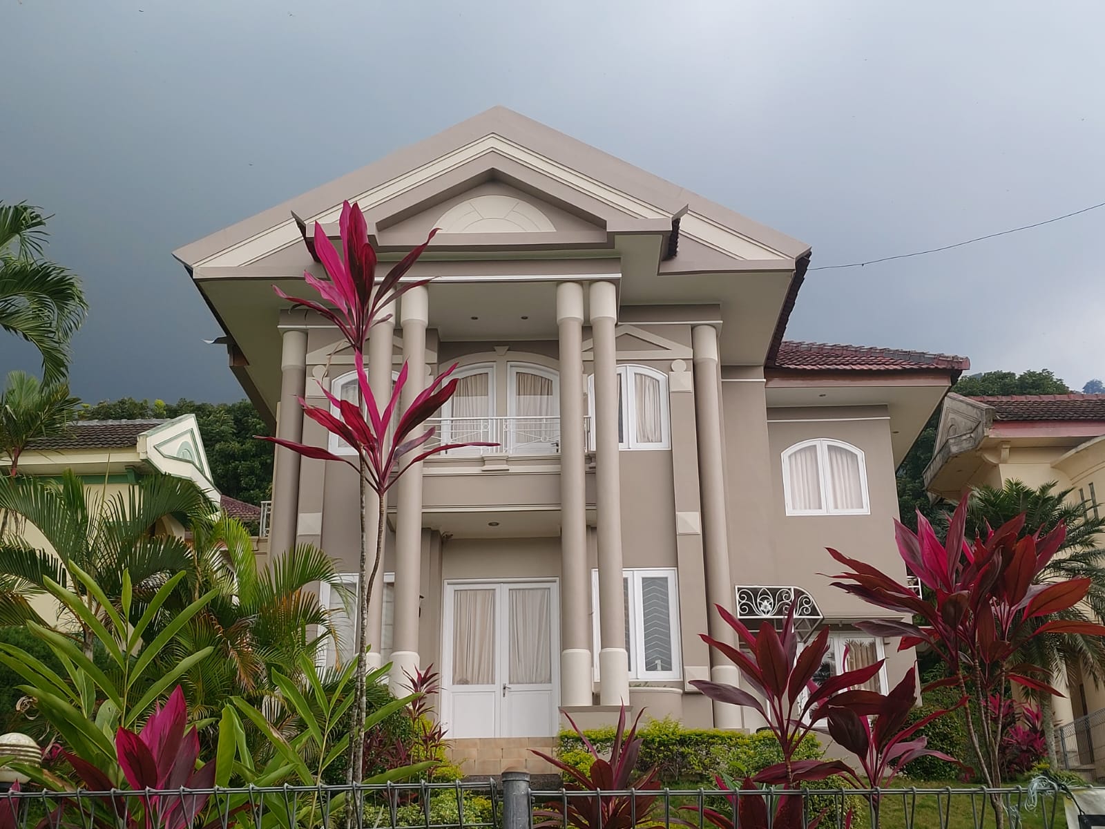 DIJUAL CEPAT VILLA CANTIK MINIMALIS FULLY FURNISHED DI PUNCAK TRAWAS MOJOKERTO - Dealkan