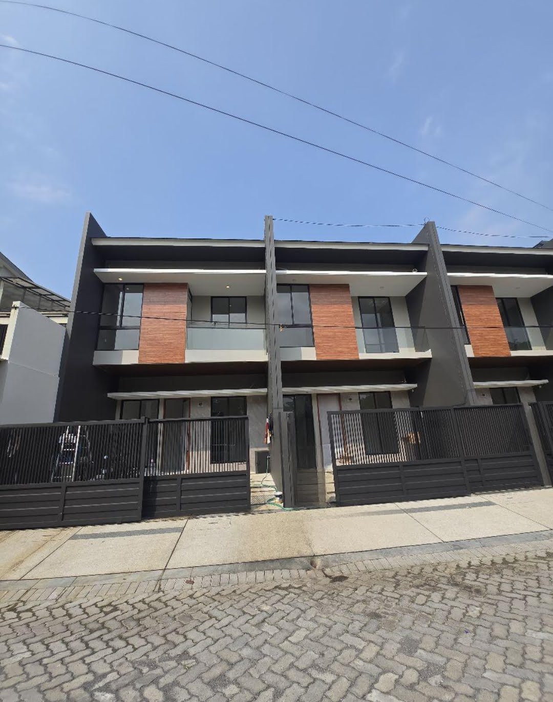 DIJUAL 2 UNIT JEJER RUMAH MINIMALIS BARU GRESS DI PANJANG JIWO TENGGILIS MEJOYO SURABAYA SELATAN - Dealkan