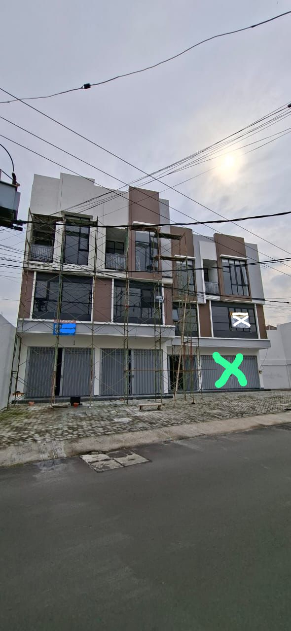 Dijual 3 Ruko 3 Lantai Di Mojoklanggru SurabayaLT :1.  4,5 x 112.  4,5 x 11 + 6,5 x 4,8 (bentuk L ke kiri) 3.  4,5 x 12,3 + 10,8 x 5,4 (bentuk L ke kanan) KM:  3Listrik 2200SHMHarga Jual (bisa nego):1.  1,95 M2.  2,35 M3.  2,65 M - Dealkan