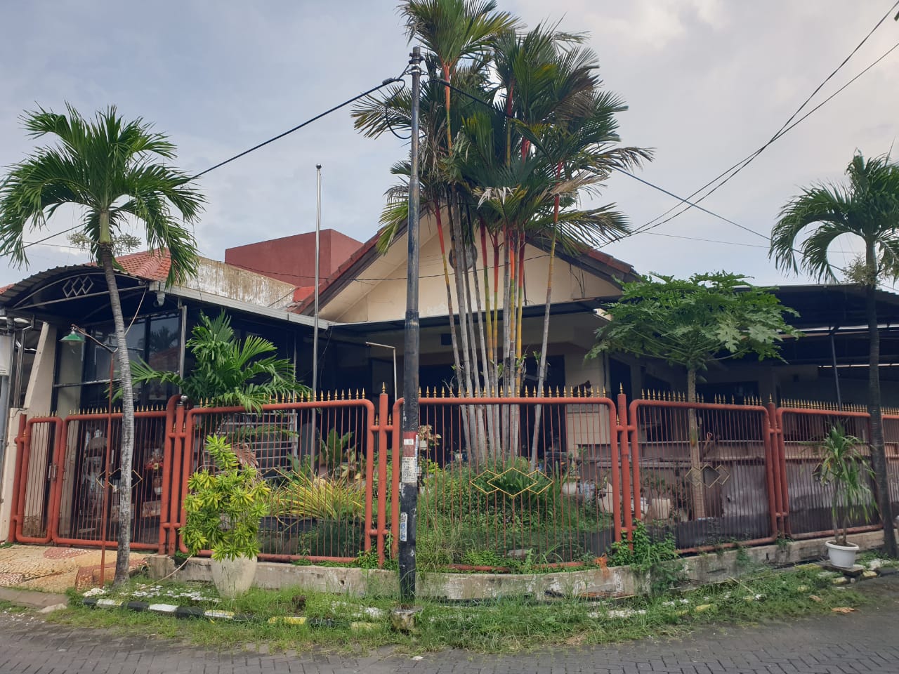 Dijual Rumah Hook Taman Simpang Darmo Permai Selatan - Dealkan