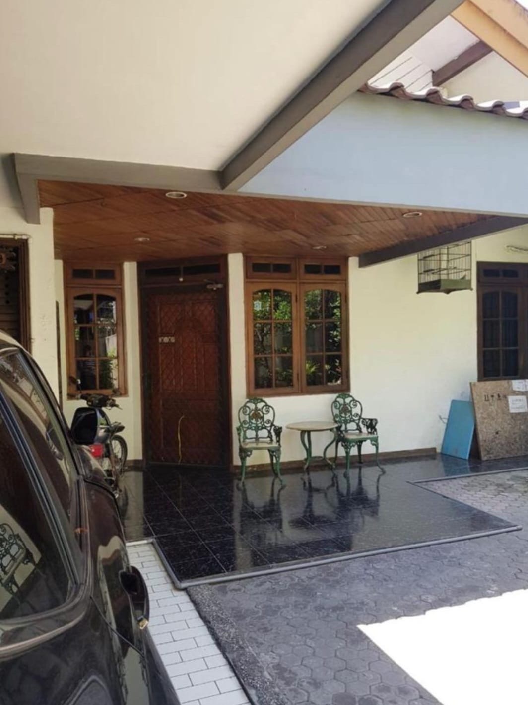 DIJUAL RUMAH — SUKOMANUNGGAL SURABAYA BARAT — MCM / MID CENTURY MODERN INTERIOR KUSEN FULL JATI — AREA ACCESSIBLE - Dealkan