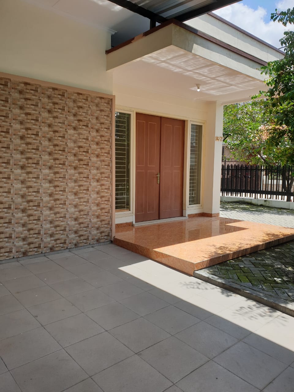 DISEWAKAN RUMAH HOOK, LUAS DAN SIAP HUNI, BARATA JAYA - Dealkan