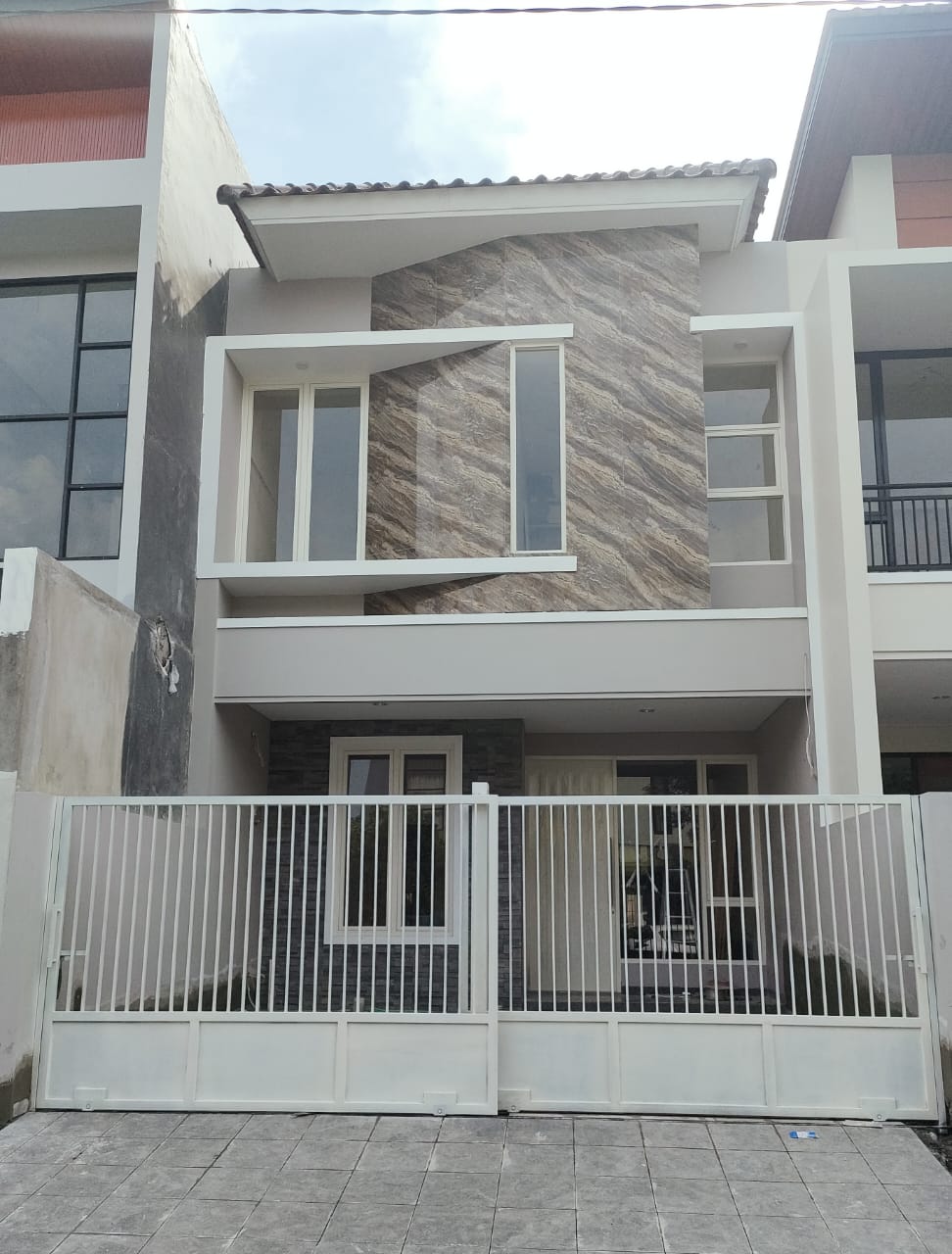 DIJUAL RUMAH MODERN MINIMALIS (BARU GRESS), PANTAI MENTARI (2) - Dealkan