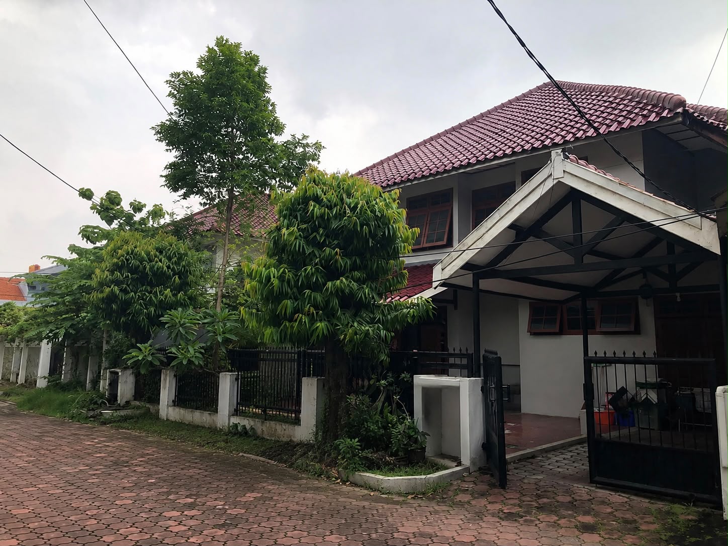 DIJUAL RUMAH SEMIFURNISHED 2 LANTAI SIMPANG DARMO PERMAI UTARA - Dealkan