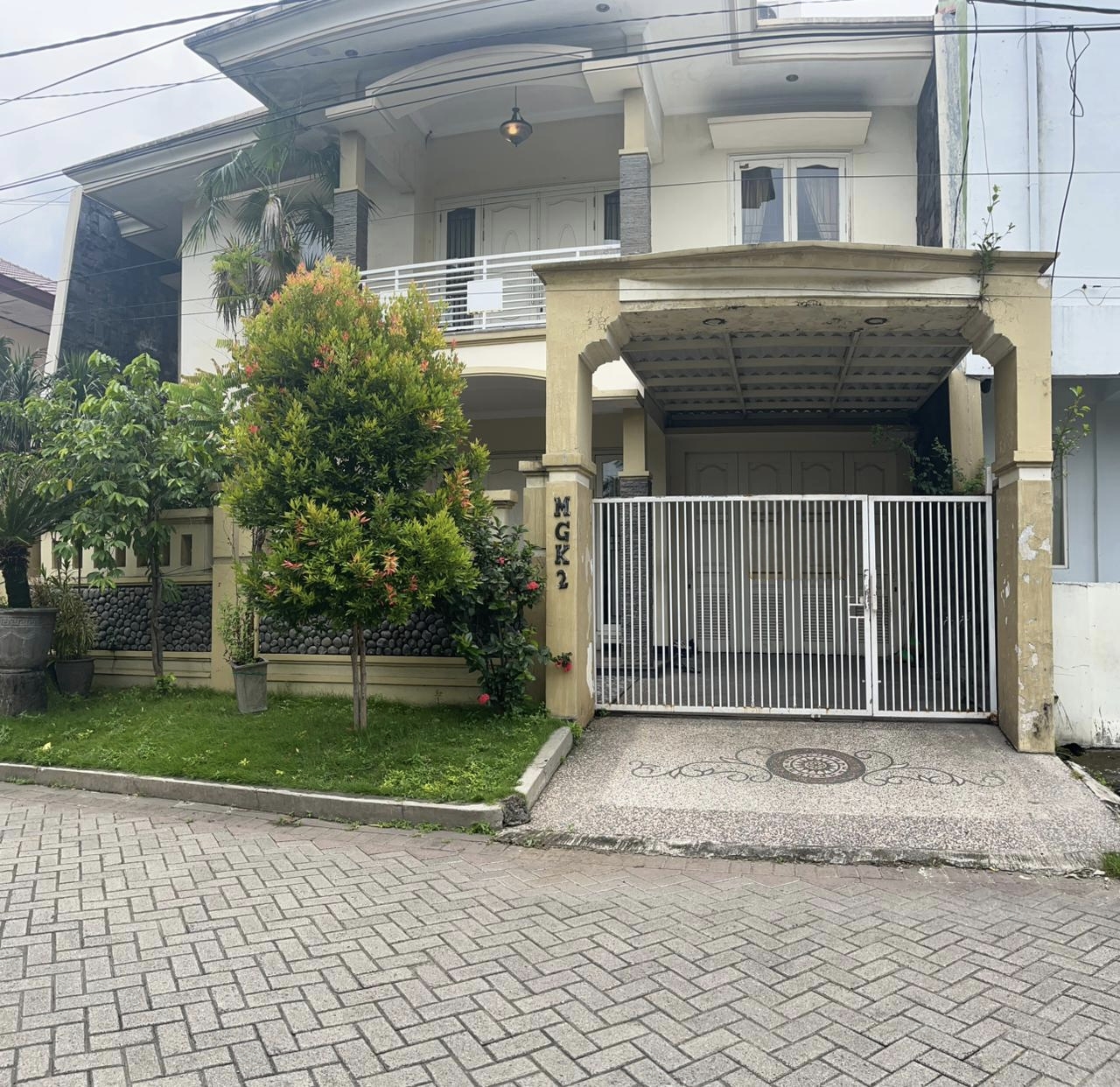 dijual rumah mewah Siap huni gayungsari - Dealkan