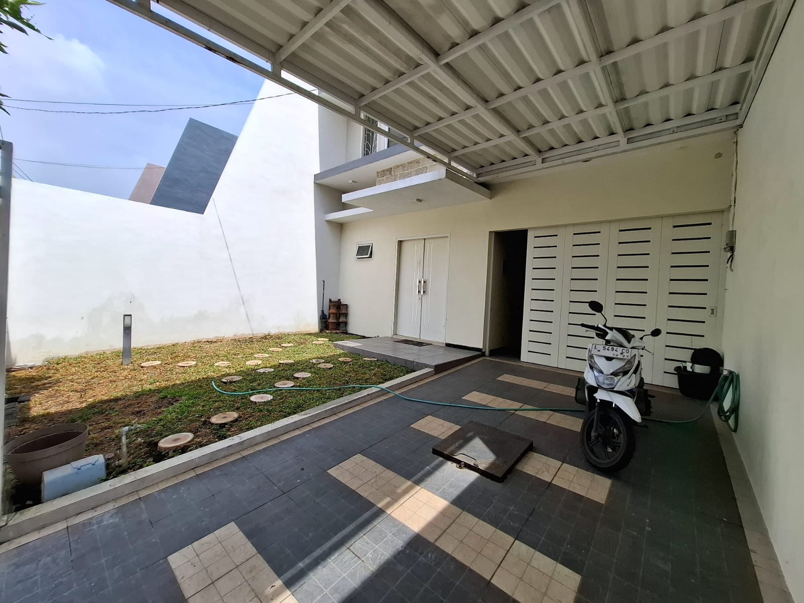 DIJUAL RUMAH MODERN MINIMALIS DI KUTISARI - Dealkan