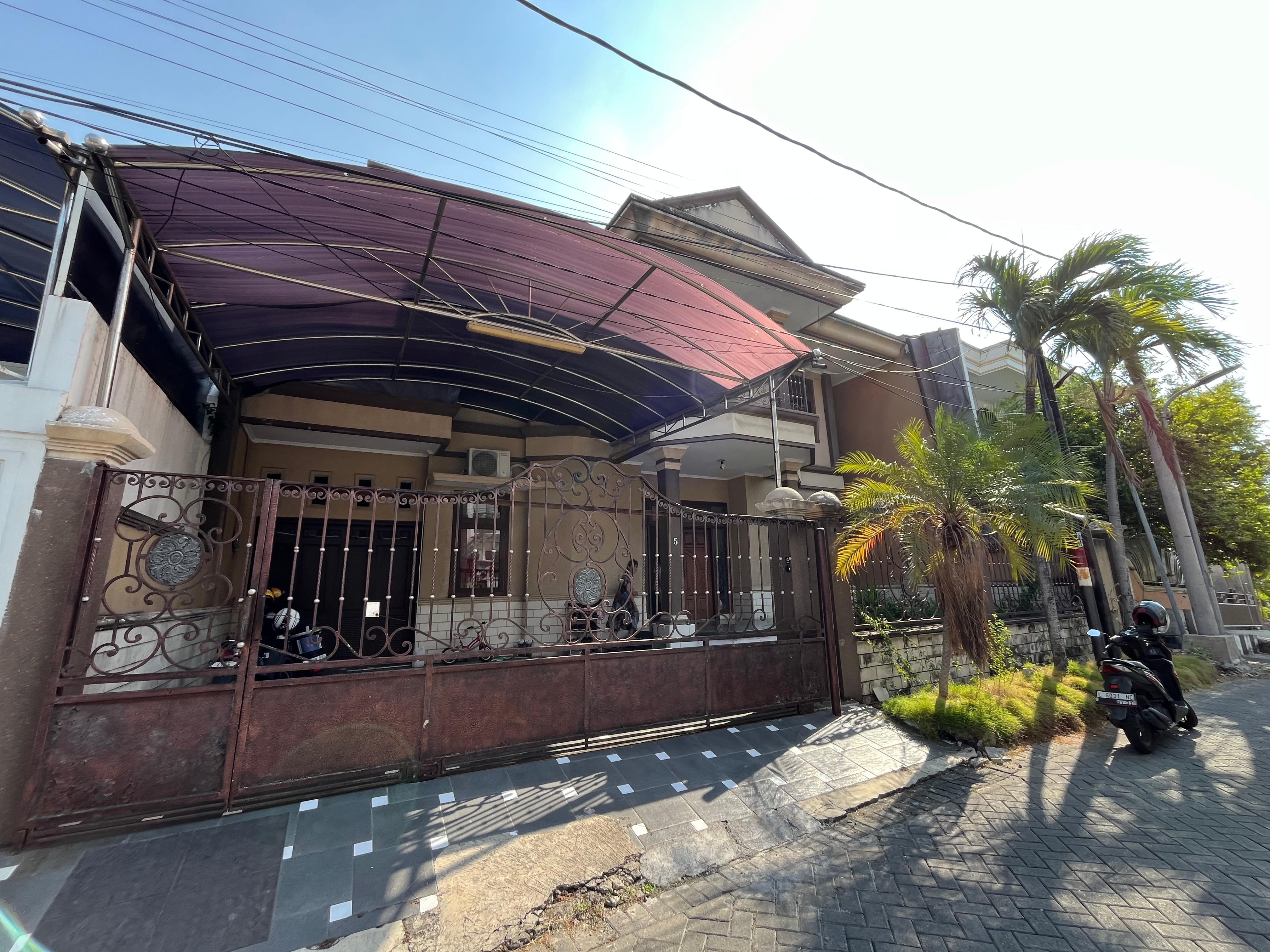 Dijual Rumah Semifurnished 2 lantai Taman Darmo Permai Selatan - Dealkan