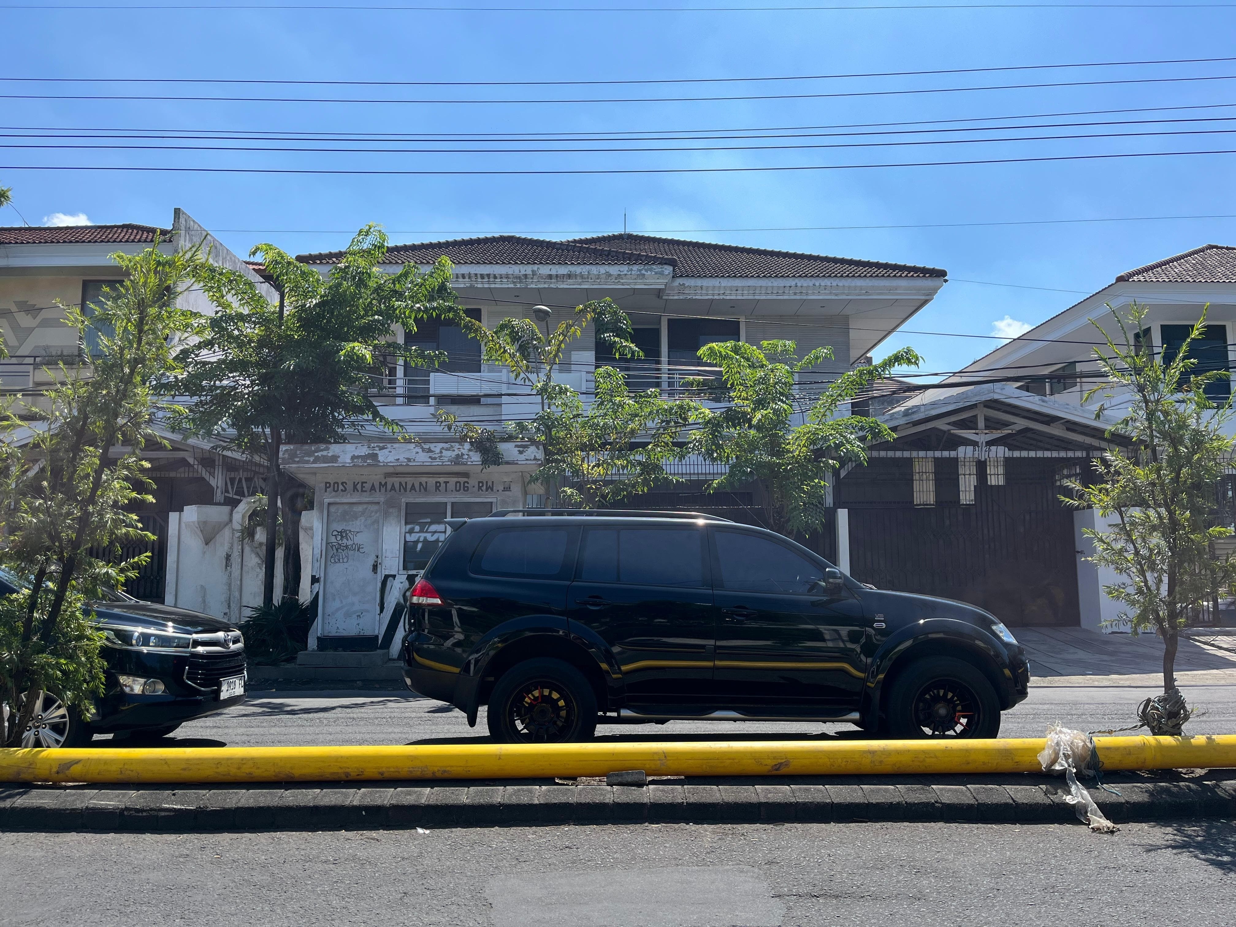Dijual Rumah 2 lantai Raya Satelit Indah, ada kolam renang, kolam ikan,taman depan &amp; belakang - Dealkan