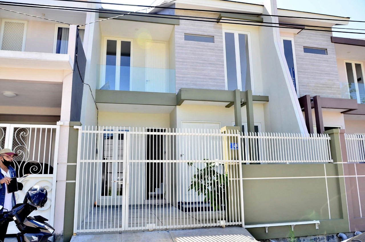 dijual rumah baru Siap huni 2 lantai gayungsari shm - Dealkan