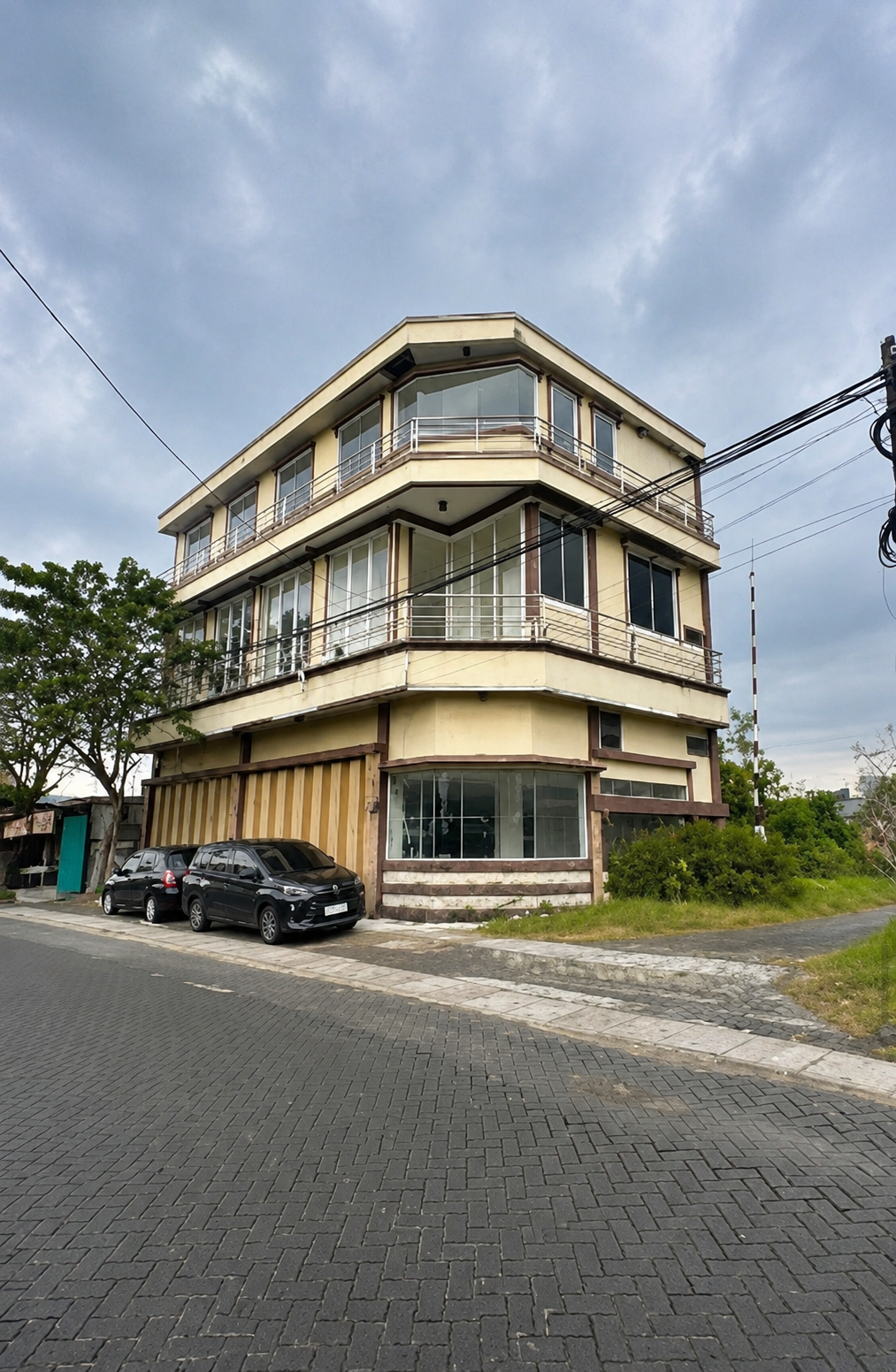 Dijual Ruko Strategis! 3 LT! 0 Jalan Raya! Parkir Luas! - Dealkan