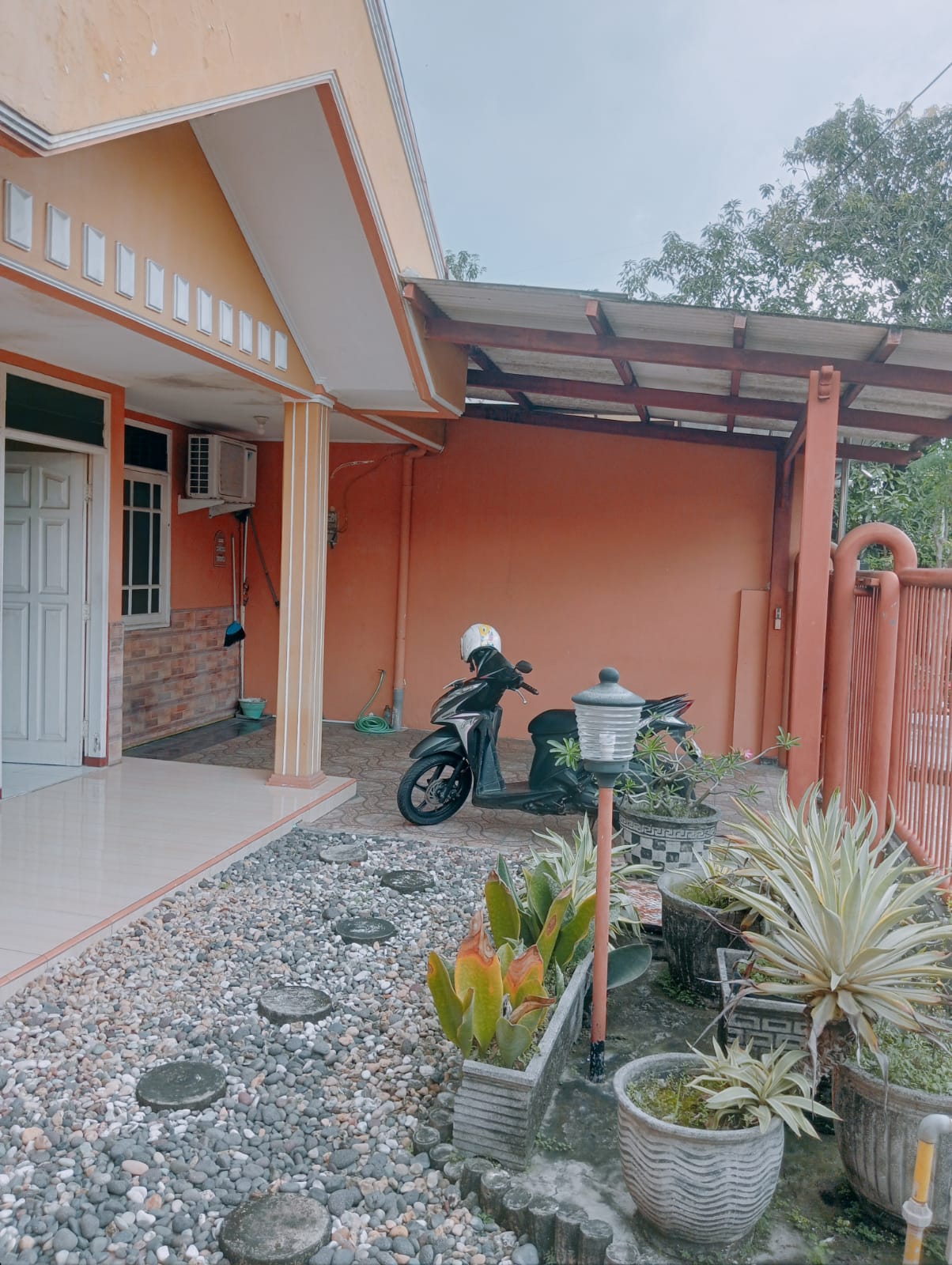 DIJUAL RUMAH FULL FURNISHED TINGGAL MASUK DI DAERAH TENGGILIS - Dealkan