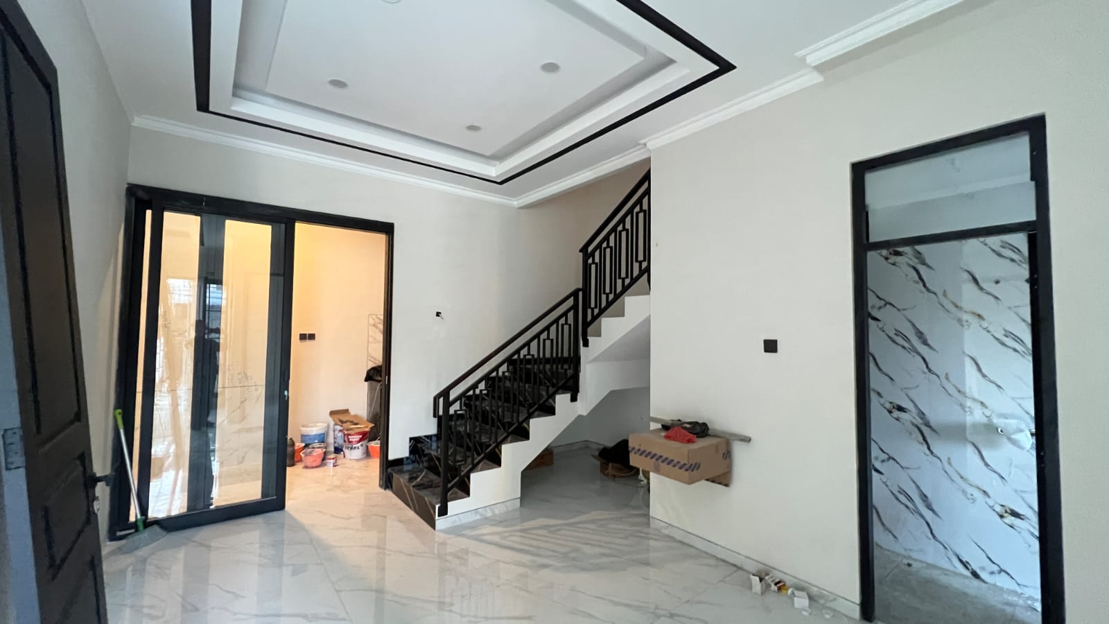 DIJUAL RUMAH GRESS HOOK MANYAR TIRTOYOSO UTARA - Dealkan
